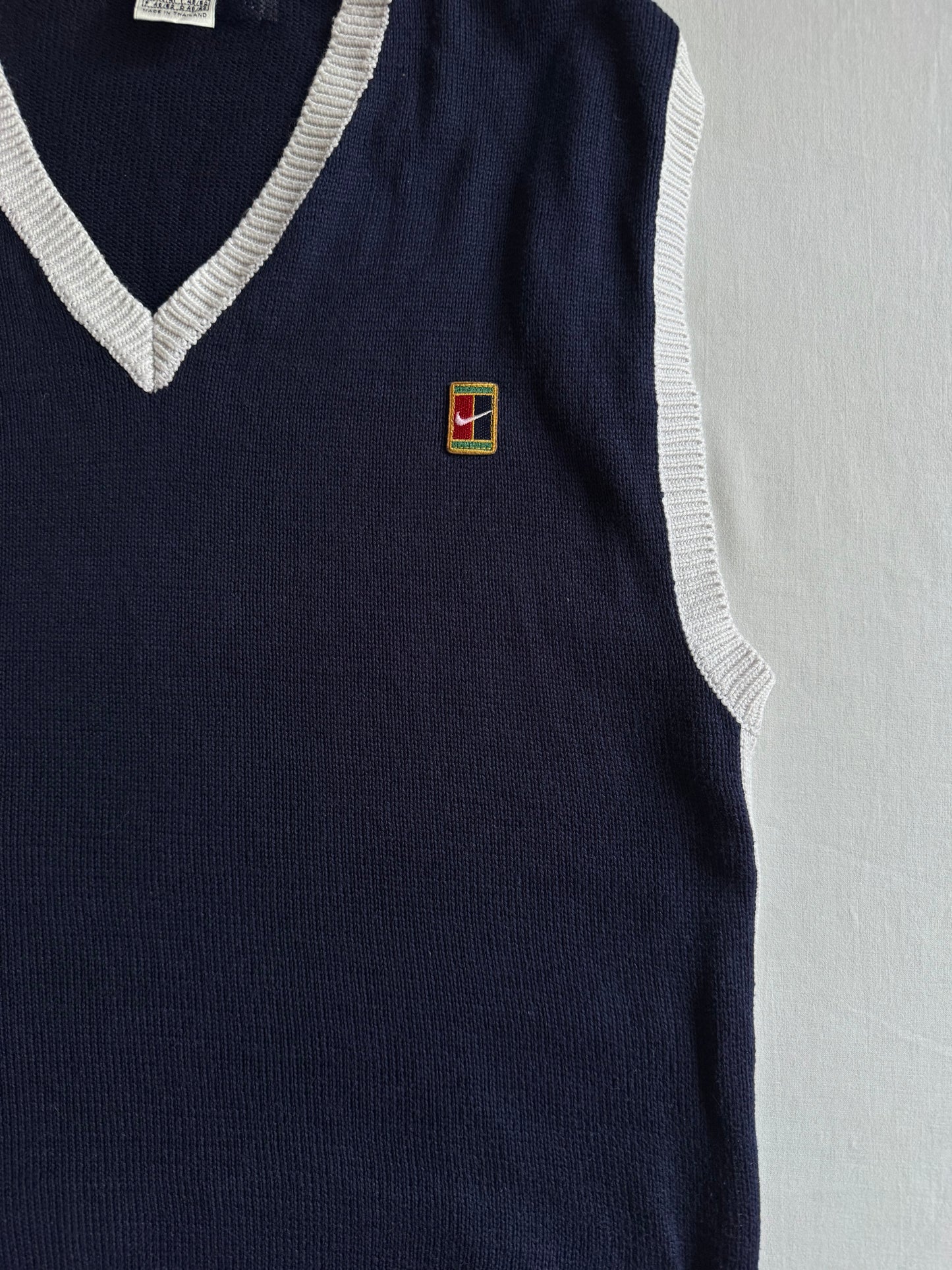 🎾 Vestă Tricotată Vintage Nike Challenge Court V-Neck – Mărimea M