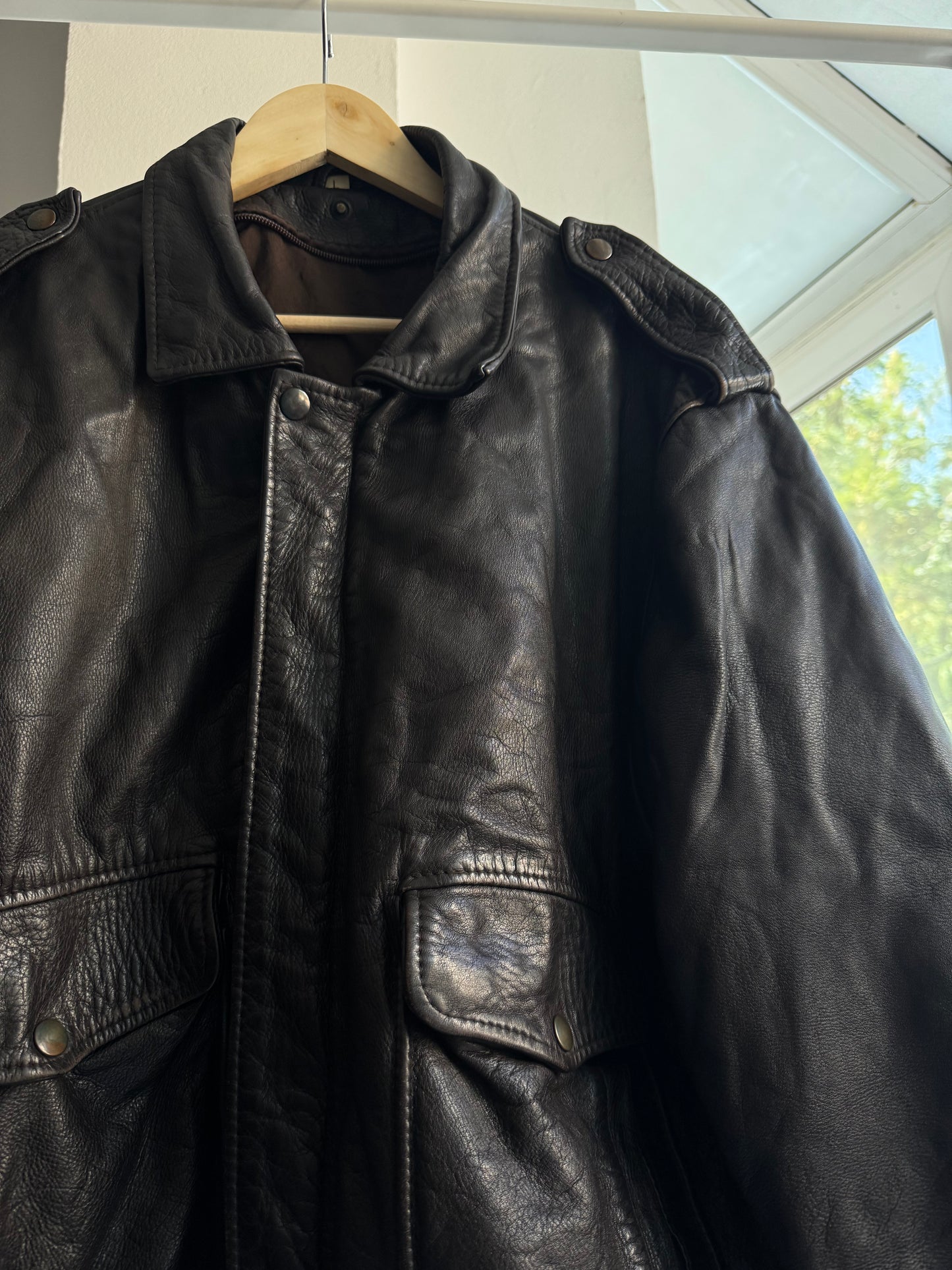 Jachetă Piele Bomber A2 Vintage Maro Închis | 100% Cowhide | Patină Naturală – L Bărbați