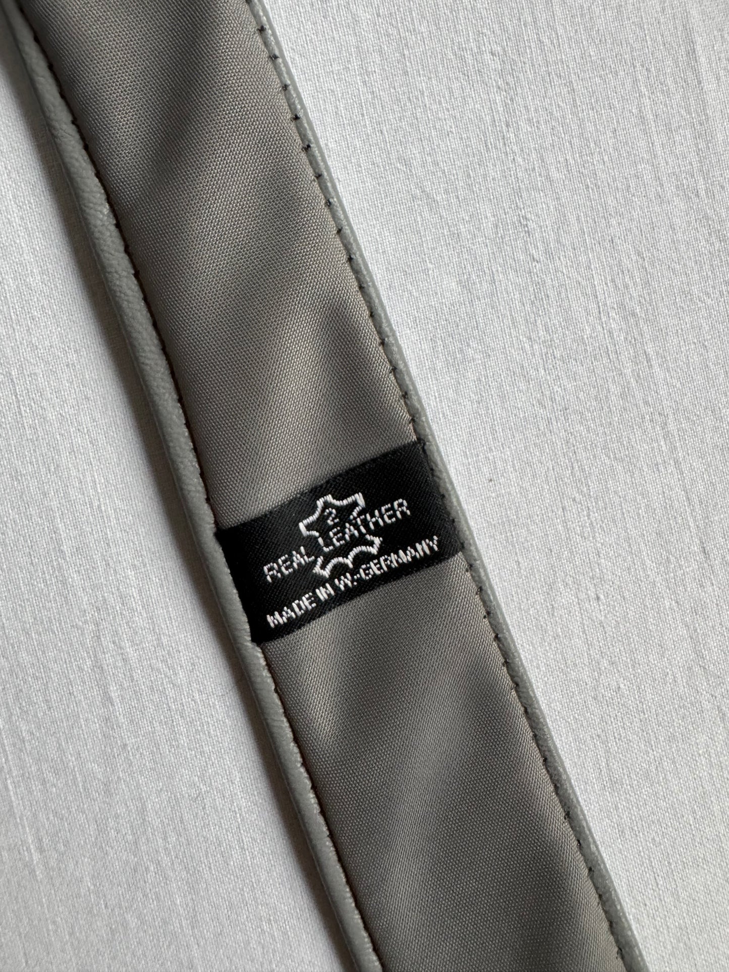 👔 Cravată Vintage Skinny din Piele Gri – Made in Western Germany
