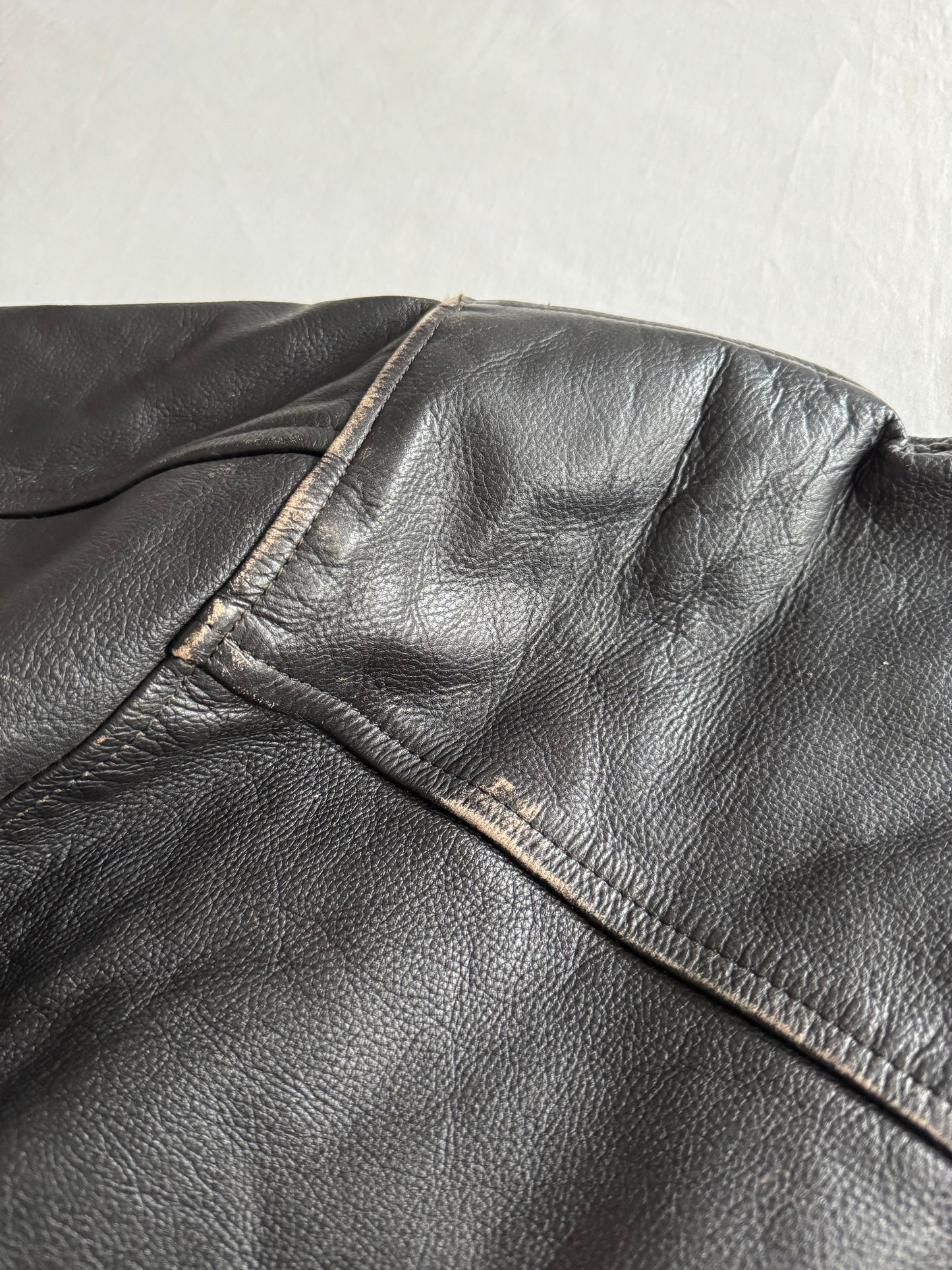 🏍️ Geacă vintage din piele neagră pentru bărbați – mărimea L – croială cropped – piele naturală cu patină autentică