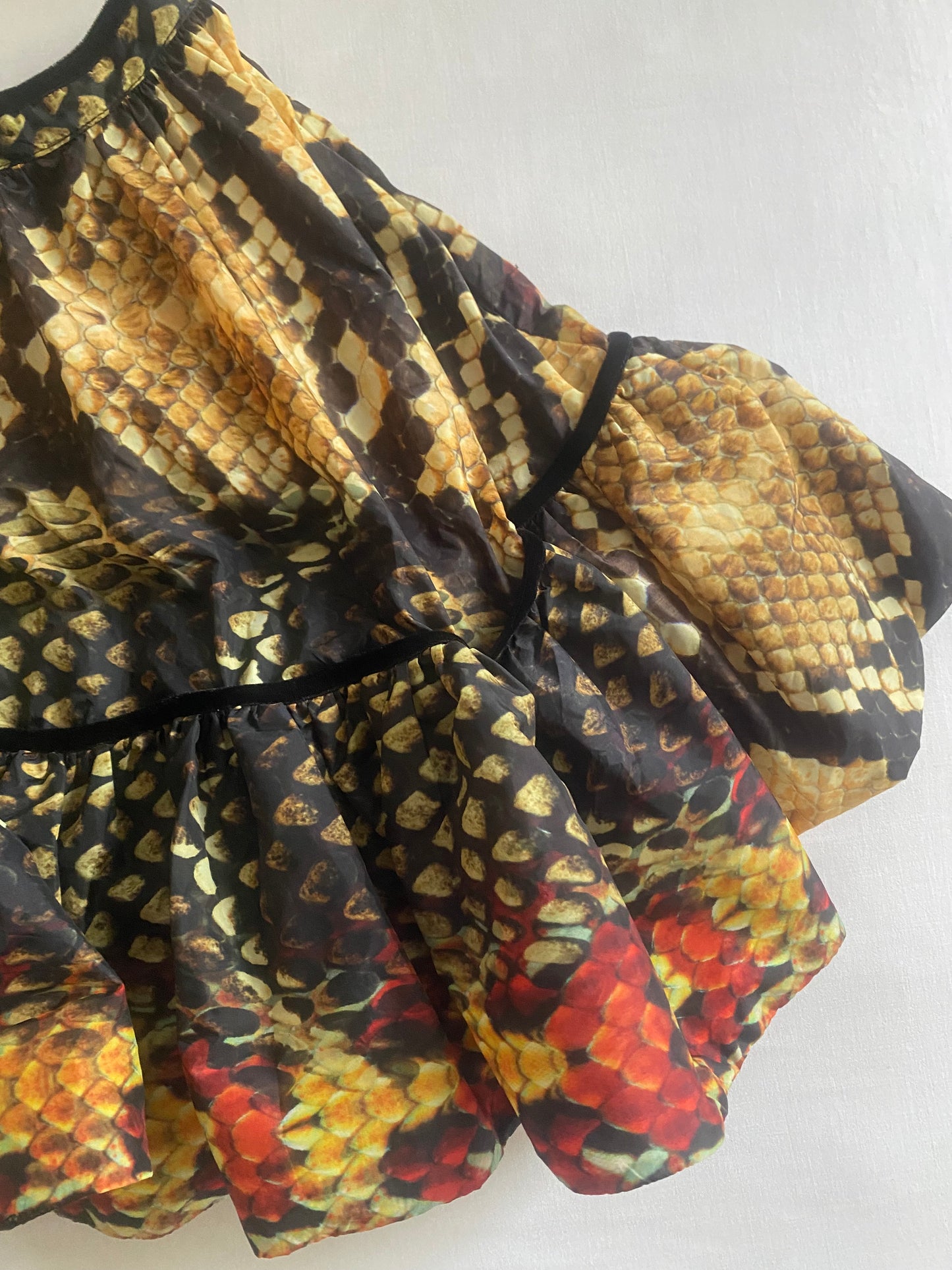 Fustă Y2K cu Print de Șarpe și Volane – Mărime XS 🐍✨