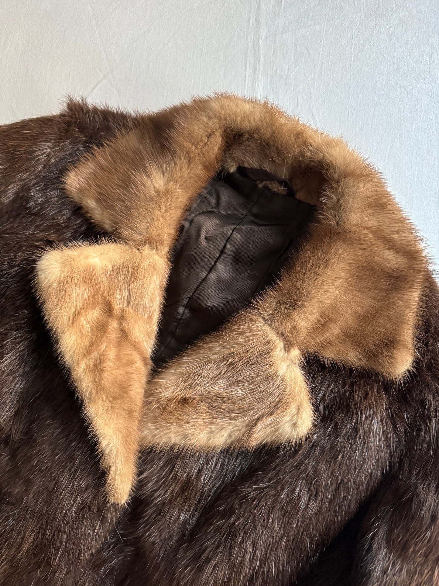 🧥 Haină Vintage din Blană Naturală – Mărime Aproximativ M/L Femei