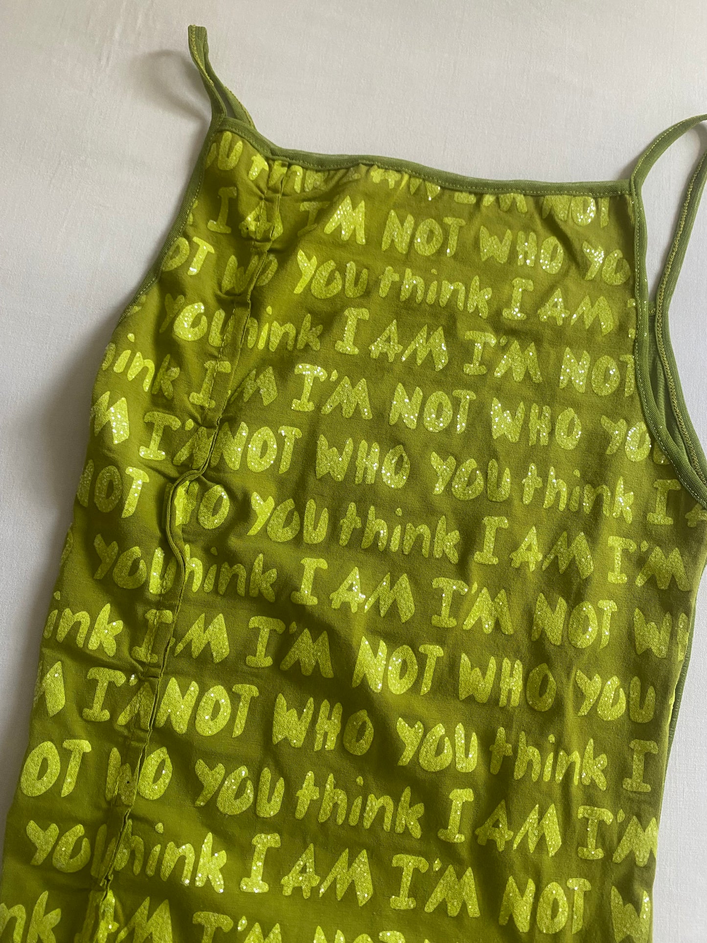 🧩 Top Y2K Verde cu Text – „I’m not who you think I am” – Mărime XS