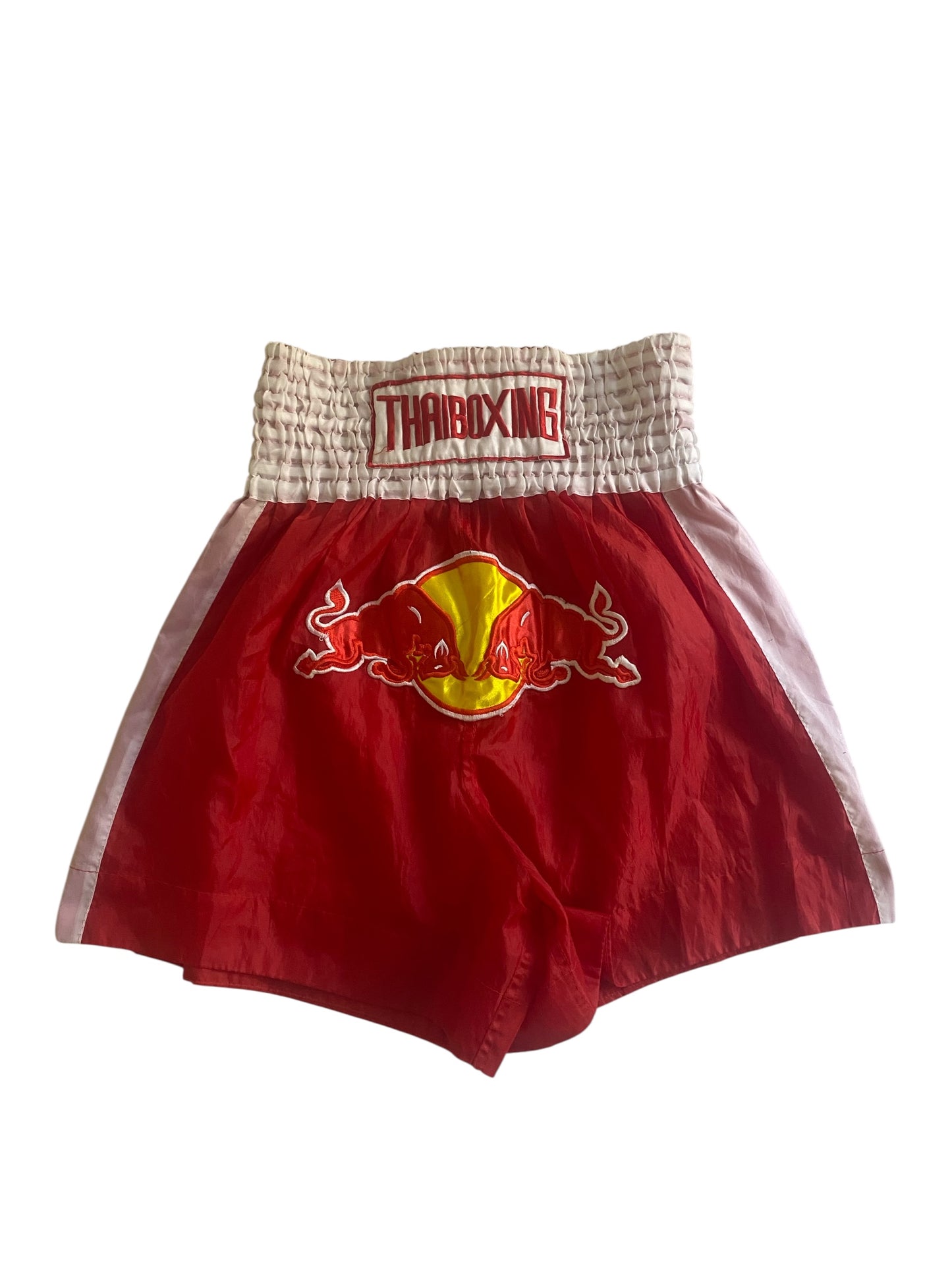 Pantaloni Scurți Muay Thai Red Bull – Mărime XL (potrivesc și mărimi mai mici) 🥊🔥