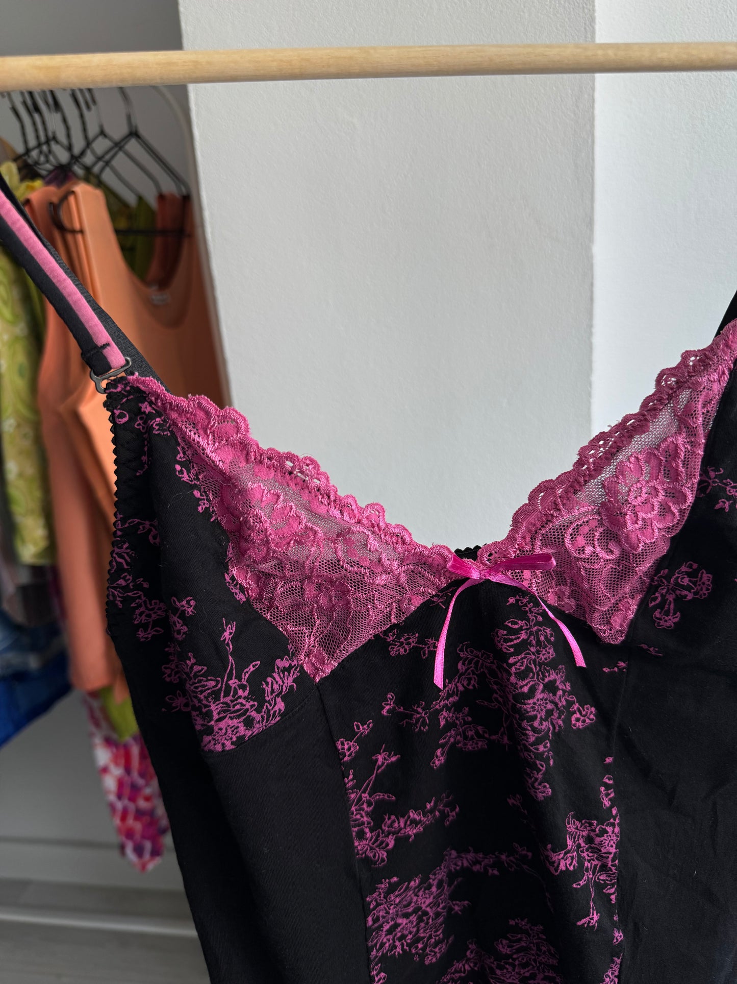 ✨ Cami Top Negru Y2K Printed | Detalii Dantelă & Stretch – L Damă
