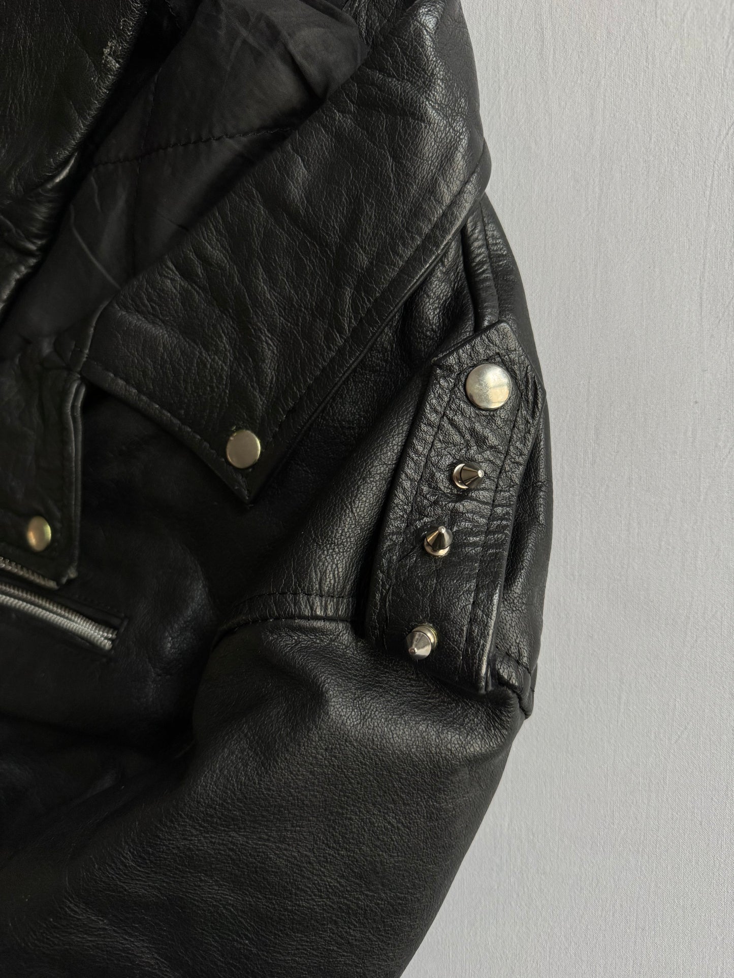 🏍️ Geacă vintage din piele biker / Cu ținte pe umăr (M bărbați)