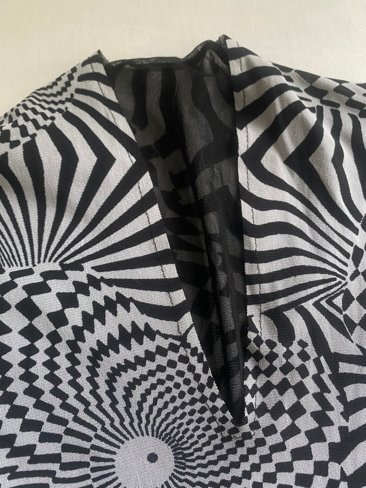 🖤 Top Y2K Mesh cu Imprimeu Abstract Alb-Negru, Mâneci Lungi – Mărimea S