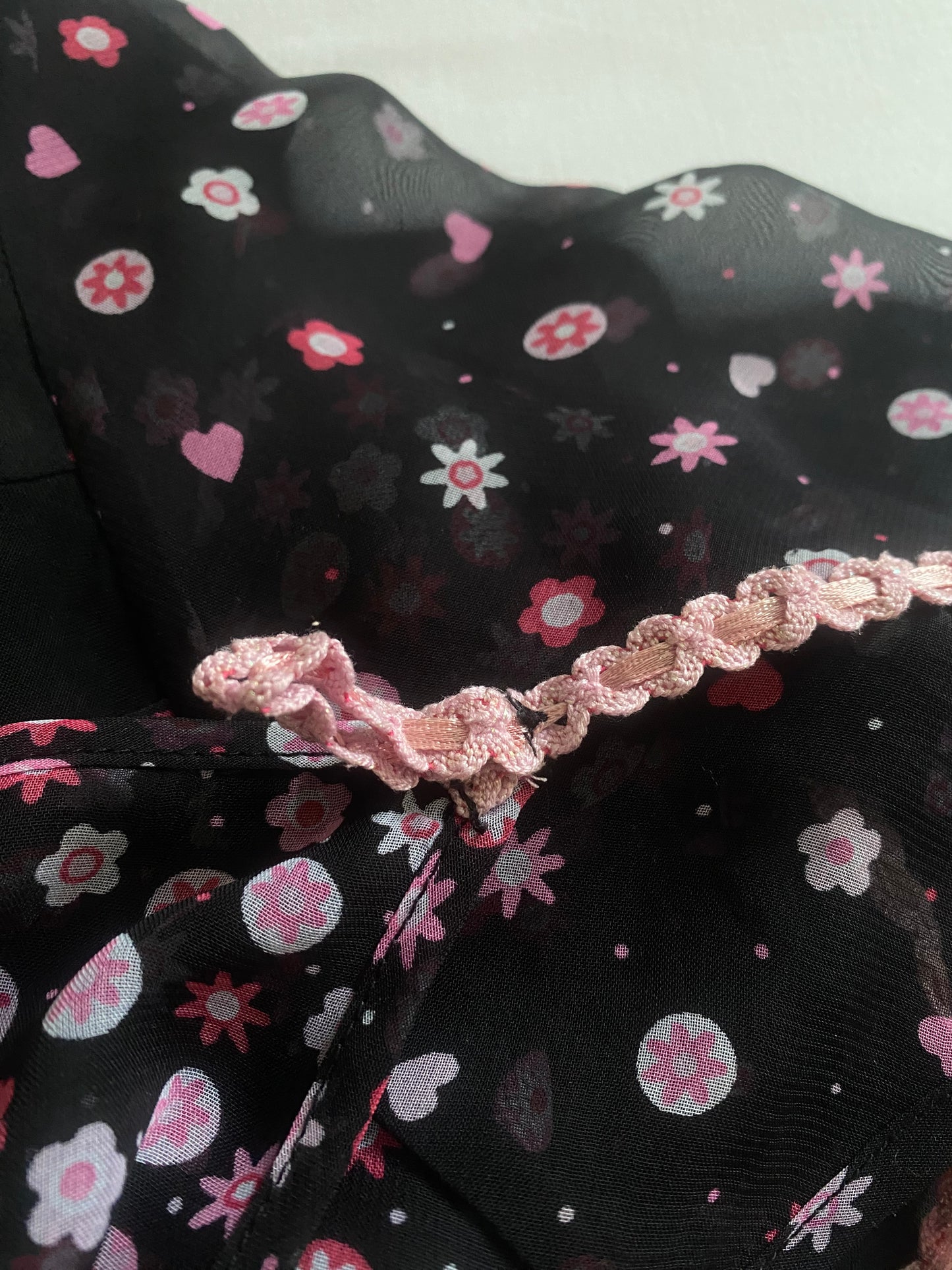 🖤 Top Y2K Mesh Negru cu Floricele și Bretele Croșetate – Mărime S