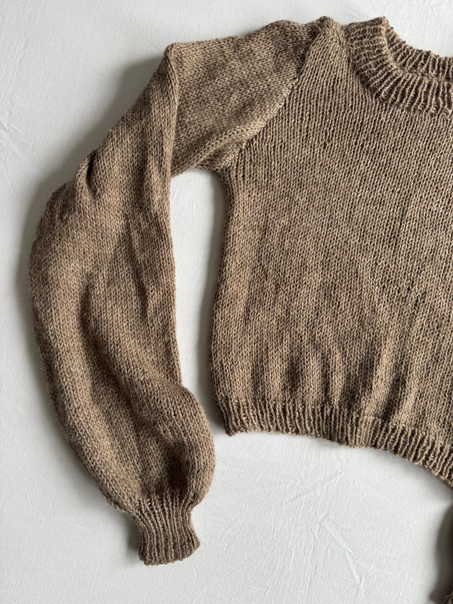 🧶 Pulover Vintage Damă Cropped Maro cu Mâneci Bufante – Aproximativ S/M