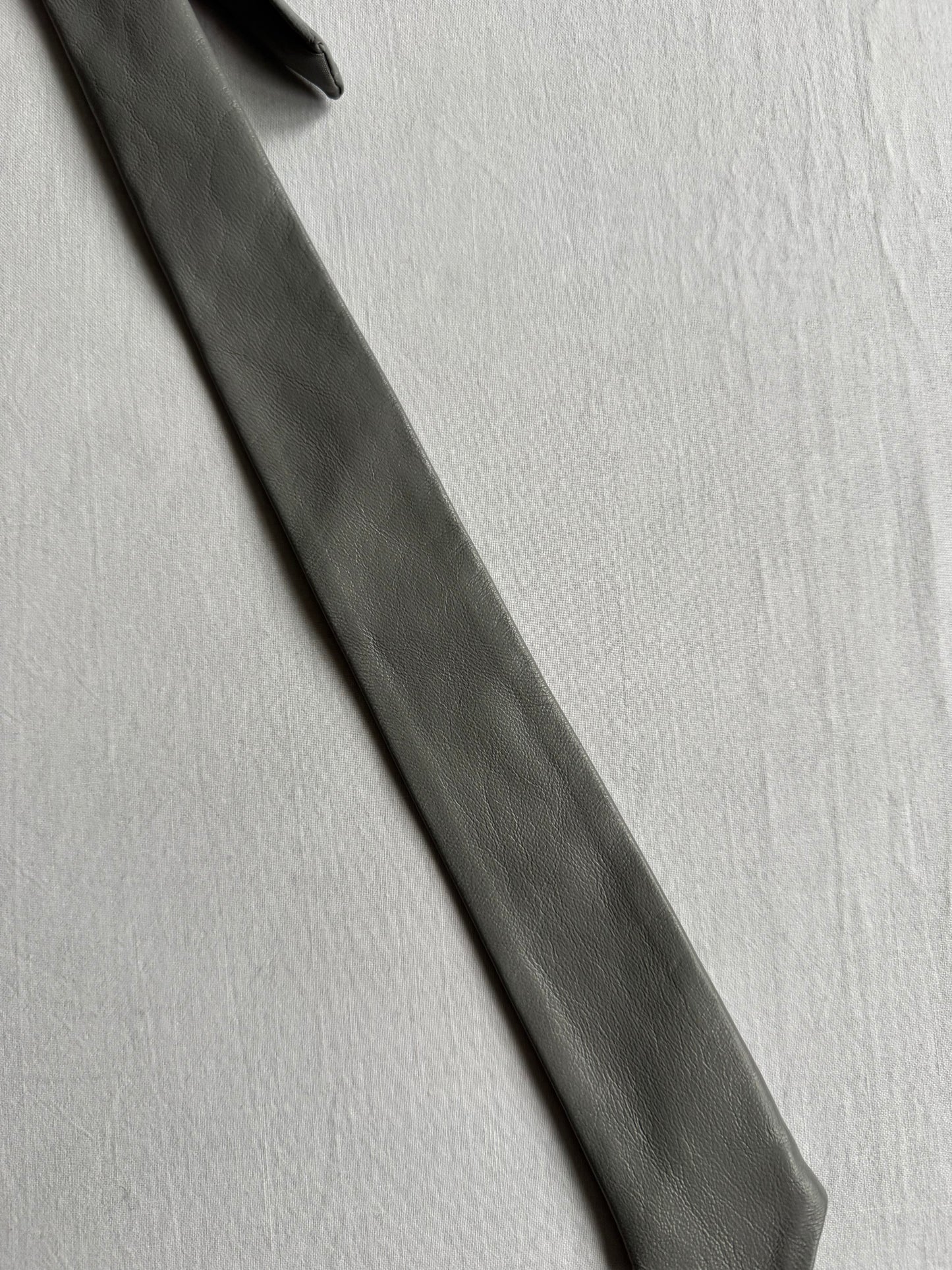 👔 Cravată Vintage Skinny din Piele Gri – Made in Western Germany