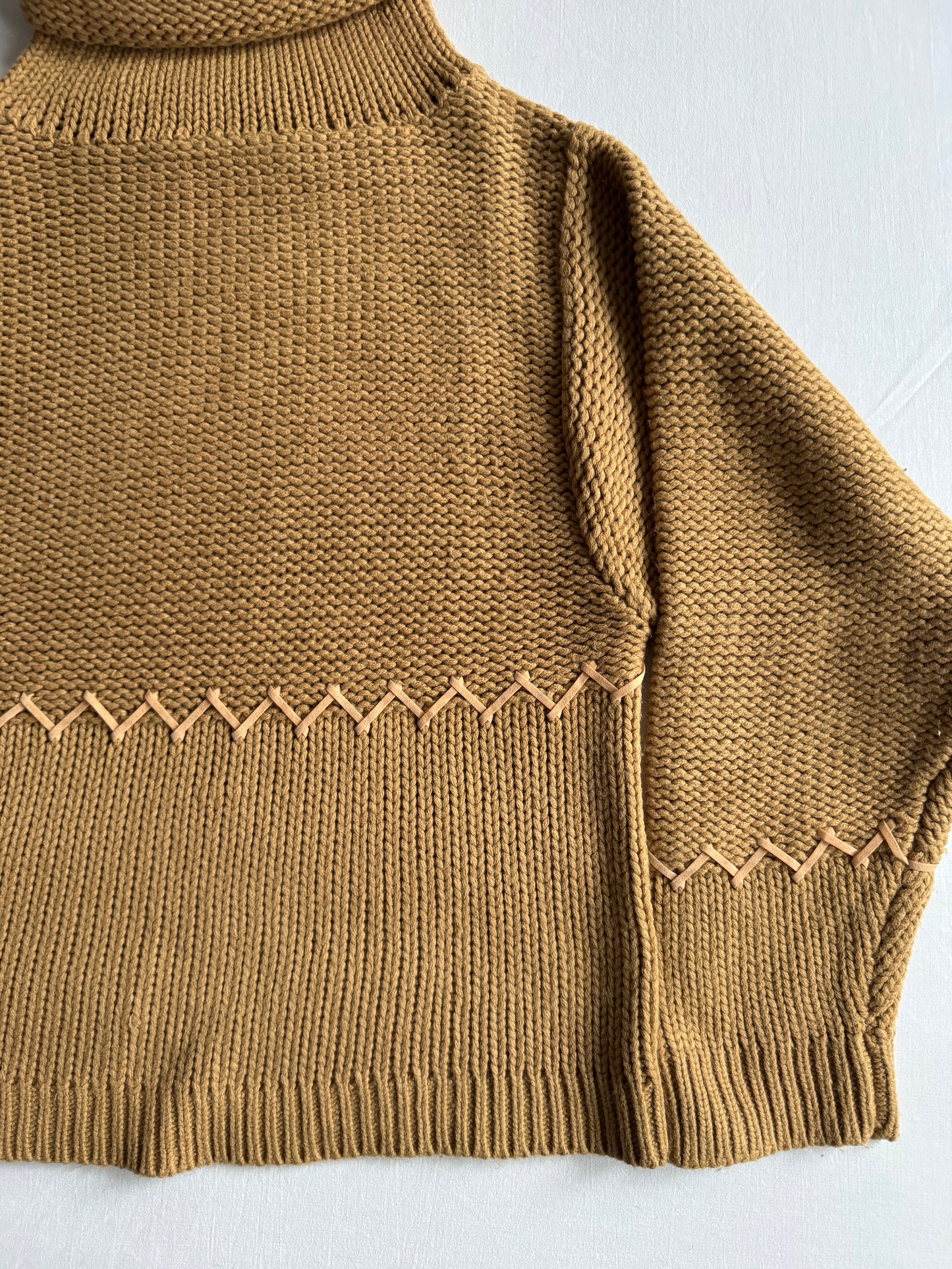 🧶 Pulover Vintage Damă Crem-Maroniu cu Guler Înalt din Lână și Bumbac – aprox. S / M