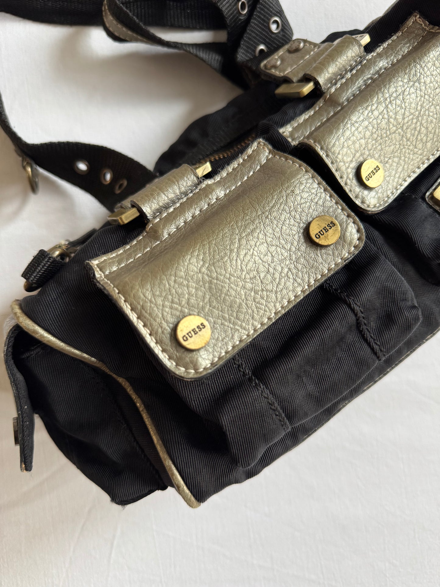 👜 Geantă Y2K Guess neagră cu detalii aurii / Model utility