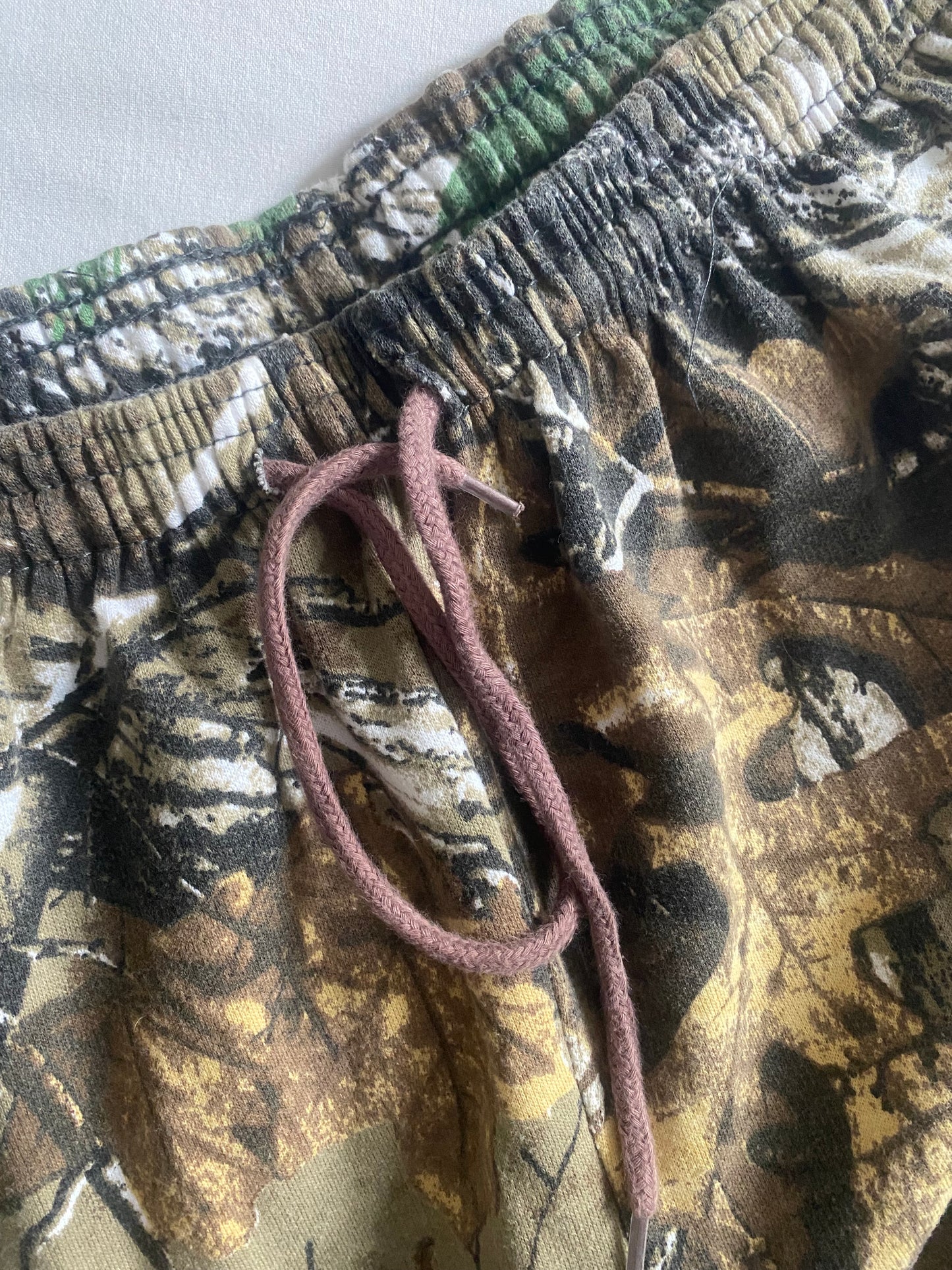 Pantaloni de trening camo, mărimea M, talie elastică și ajustabilă 🩳