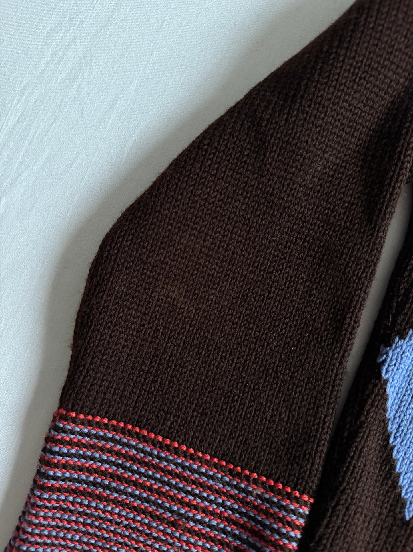 🧶 Pulover Vintage Damă Maro Închis din Lână Merino cu Model Argyle – S