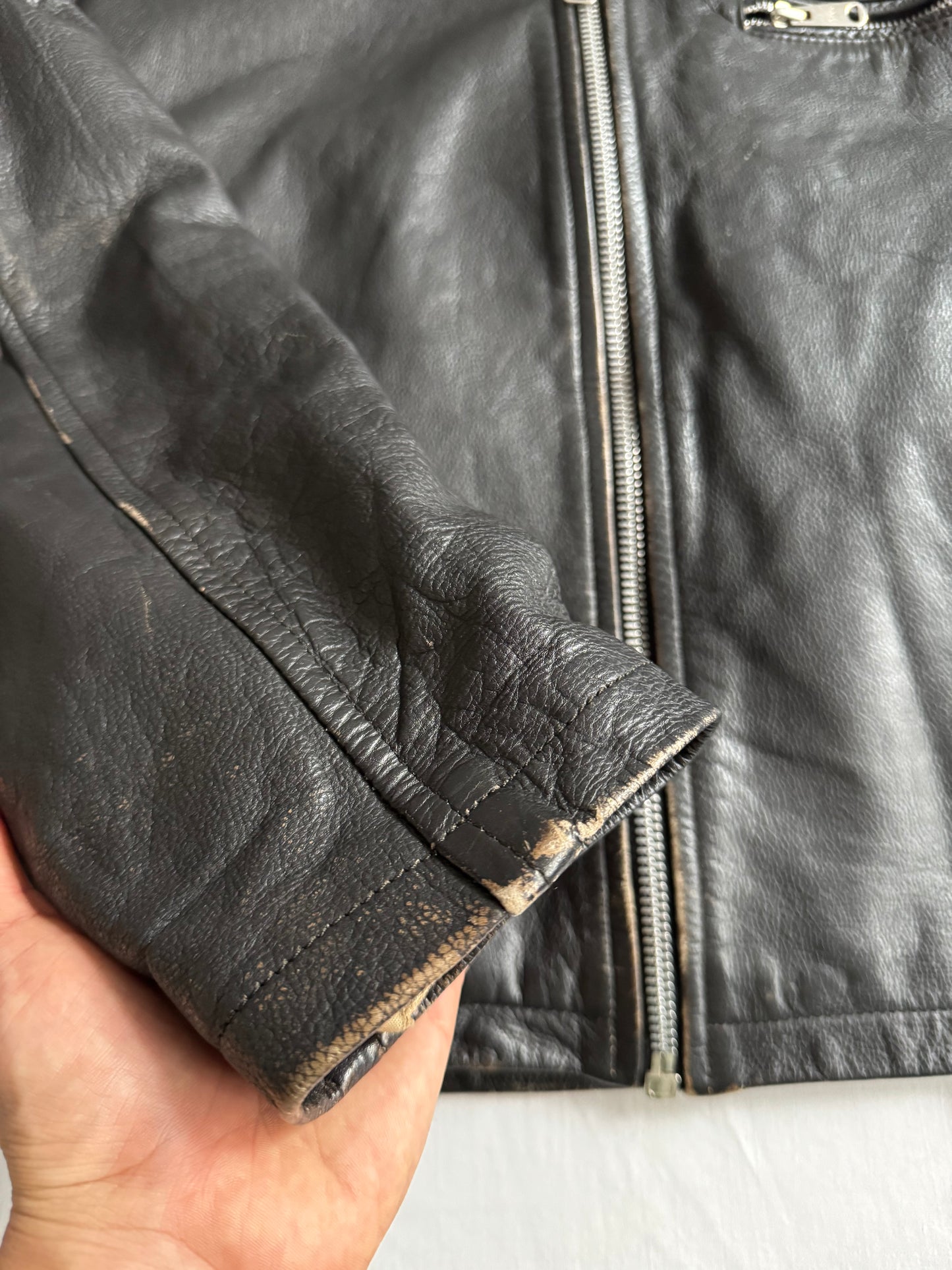 🏍️ Geacă vintage din piele neagră pentru bărbați – mărimea L – croială cropped – piele naturală cu patină autentică