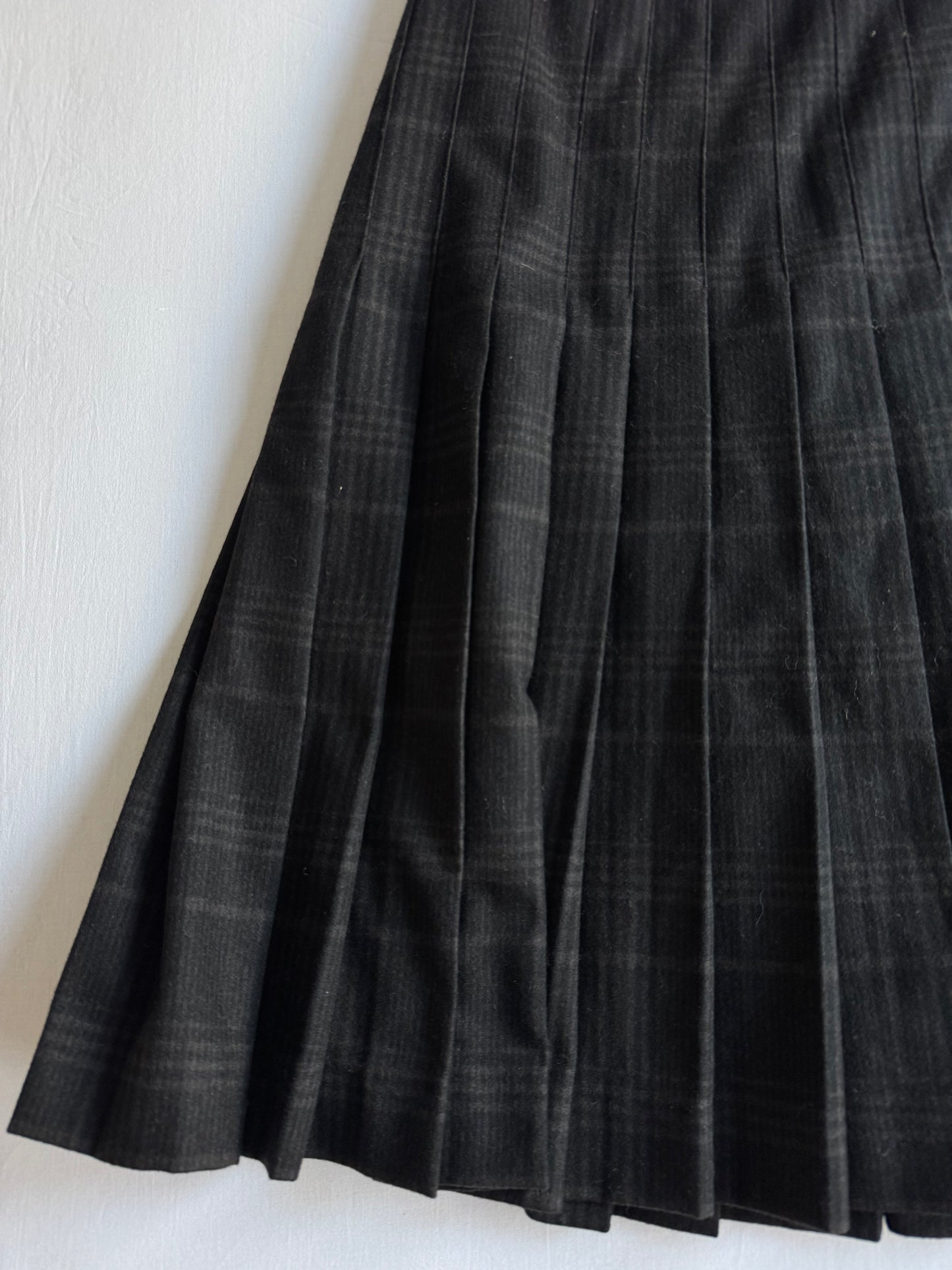 📞 Fustă Vintage Plisată din Lână Neagră cu Model Tartan – aprox. M