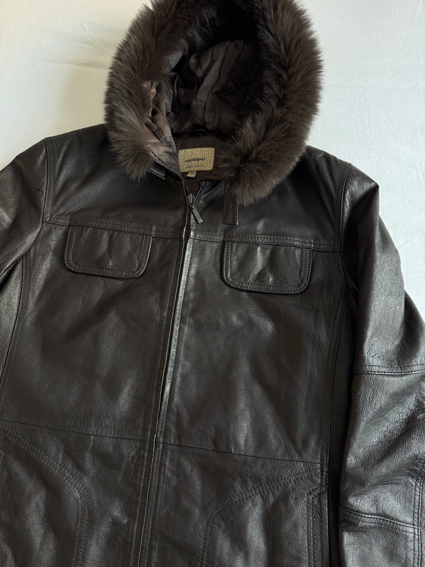 🦊 Jachetă Y2K din Piele Maro Închis cu Glugă Bordată cu Blană de Vulpe – IT 44 (M/L Damă)