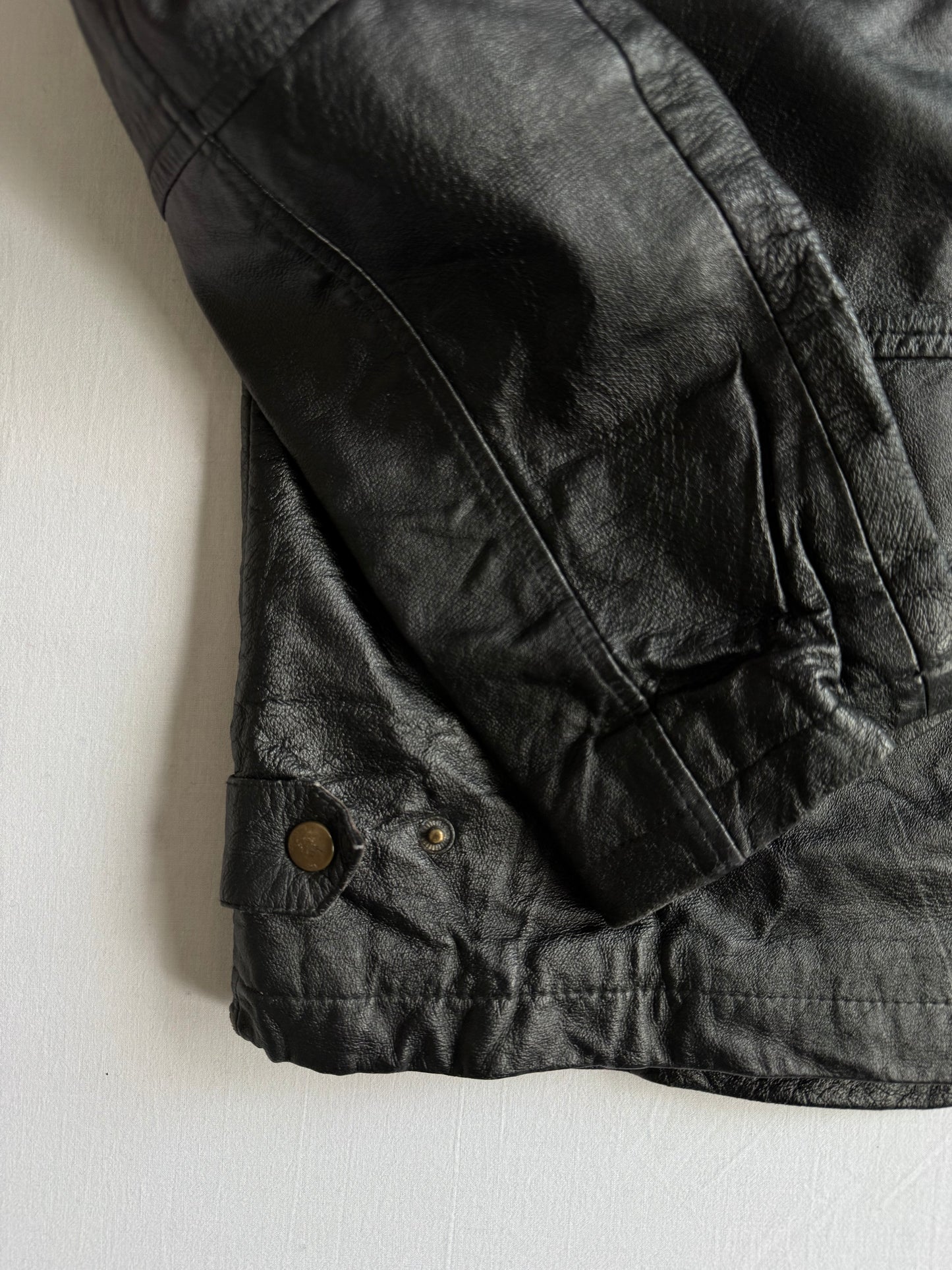 ☕️ Geacă Vintage Bărbați din Piele Neagră – M (48)