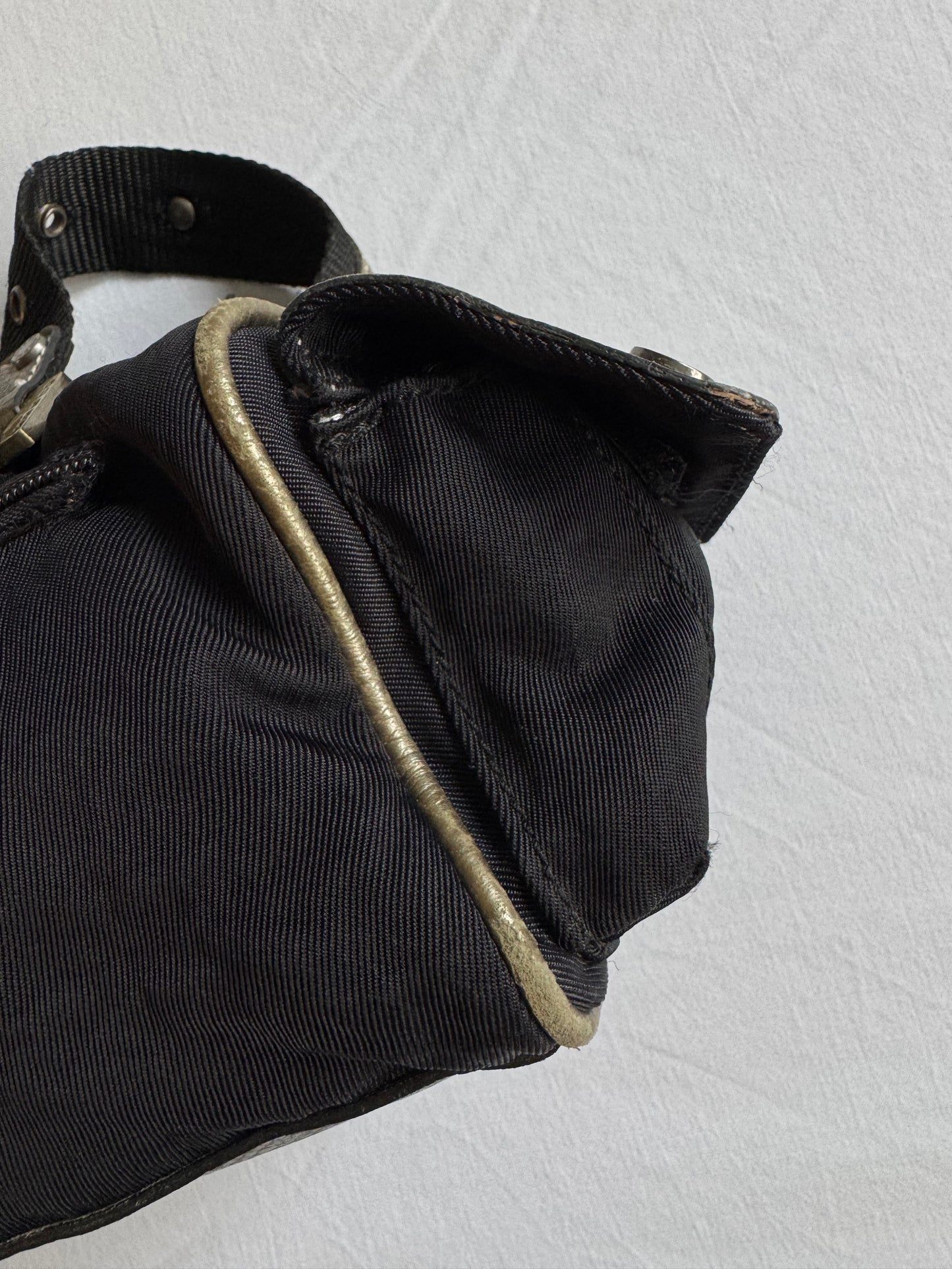 👜 Geantă Y2K Guess neagră cu detalii aurii / Model utility