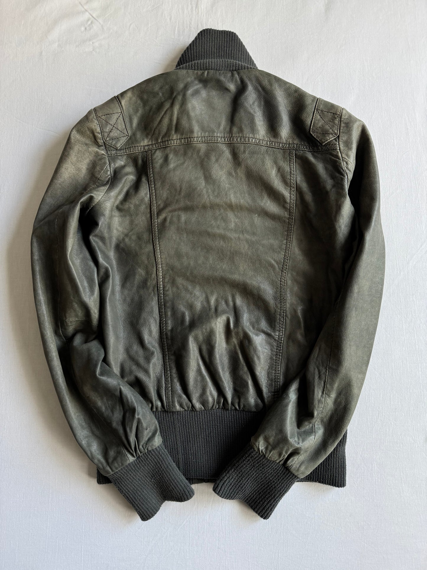 💁‍♀️ Geacă Y2K Damă din Piele de Oaie Gri-Albăstruie Faded cu Patină Naturală – XS