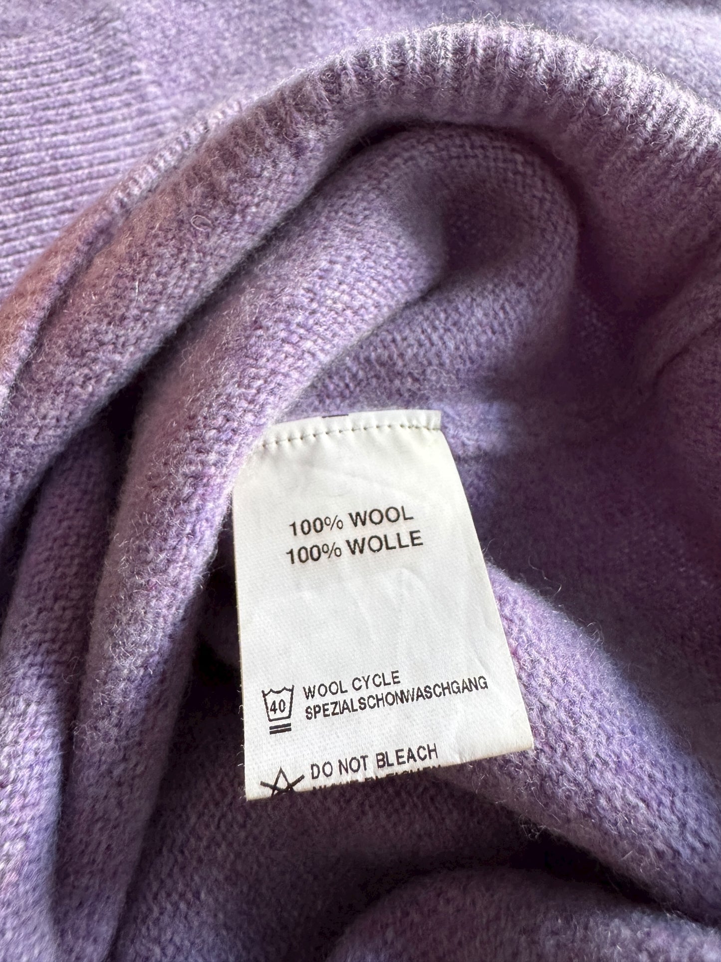 🪁 Vintage V-Neck Light Purple Wool Jumper – Men’s XL