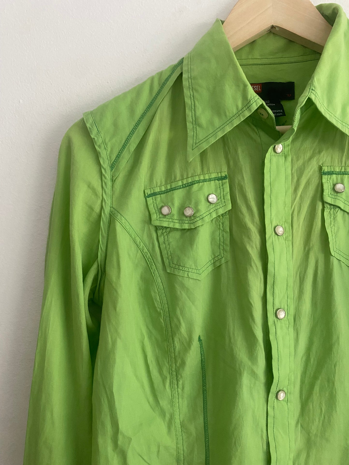 👚 Cămașă Y2K Diesel Verde cu Broderie pe Spate – Mărime M (Femei)