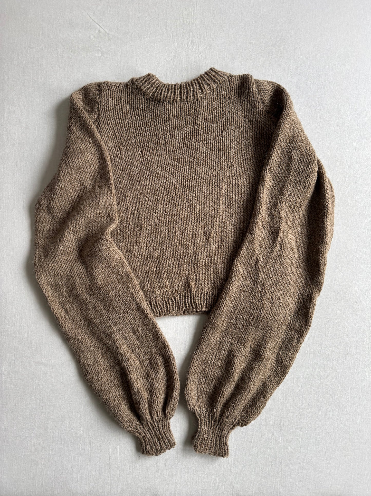 🧶 Pulover Vintage Damă Cropped Maro cu Mâneci Bufante – Aproximativ S/M