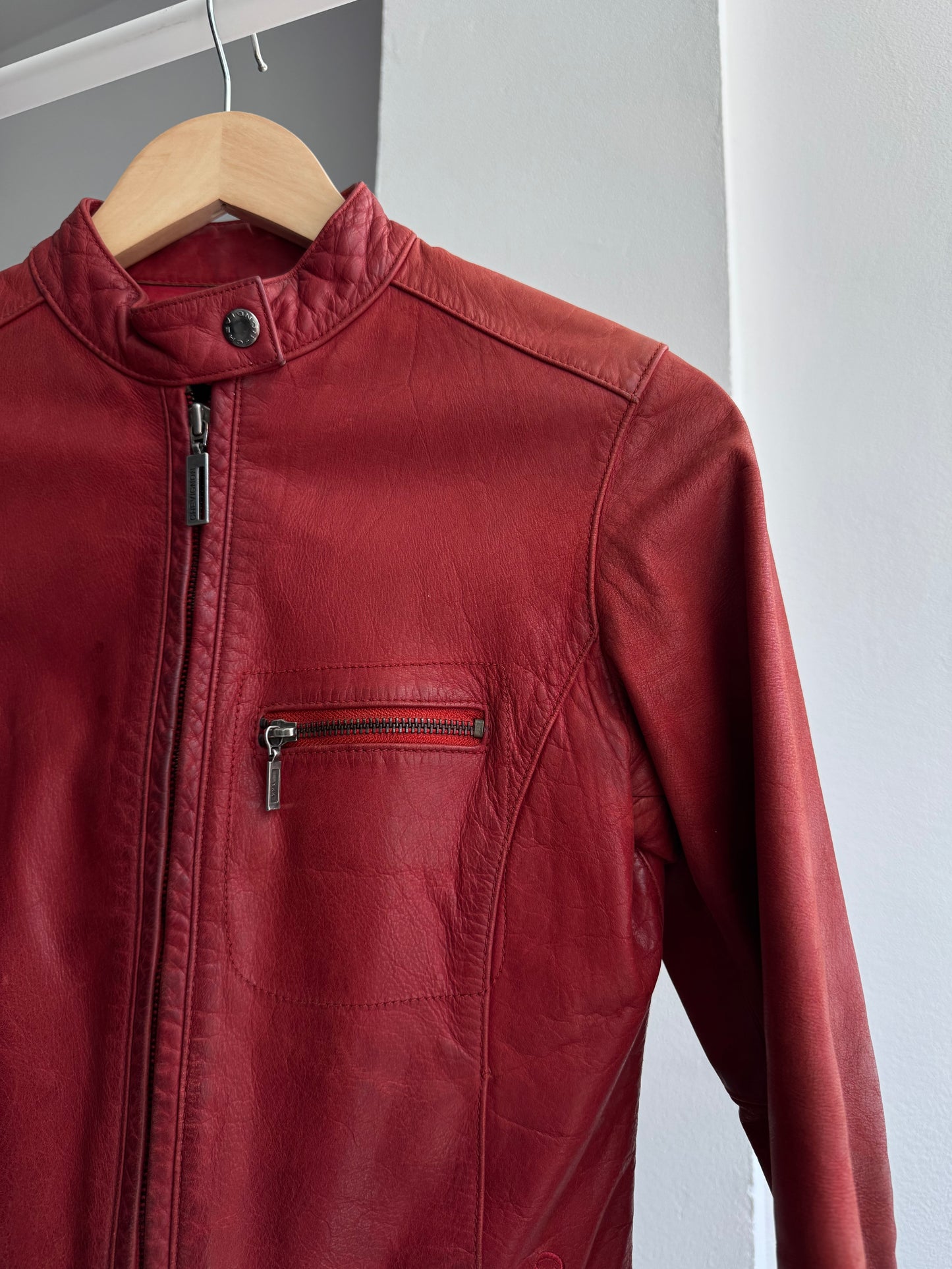 🍷 Jachetă Piele Buffalo Roșie Chevignon Y2K Vintage – Mărime S