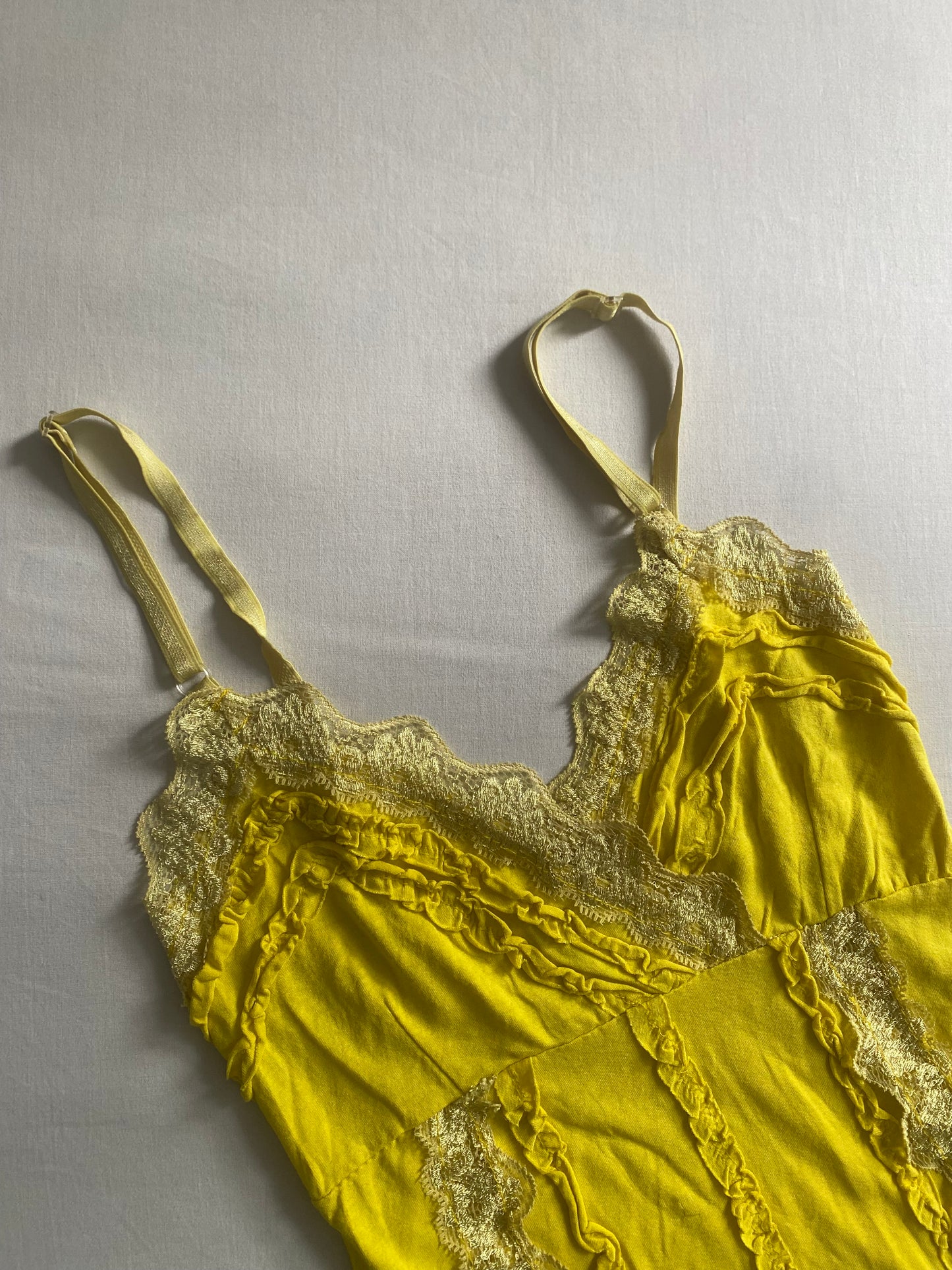 💛 Top Y2K Galben din Vâscoză și Dantelă – Mărime S