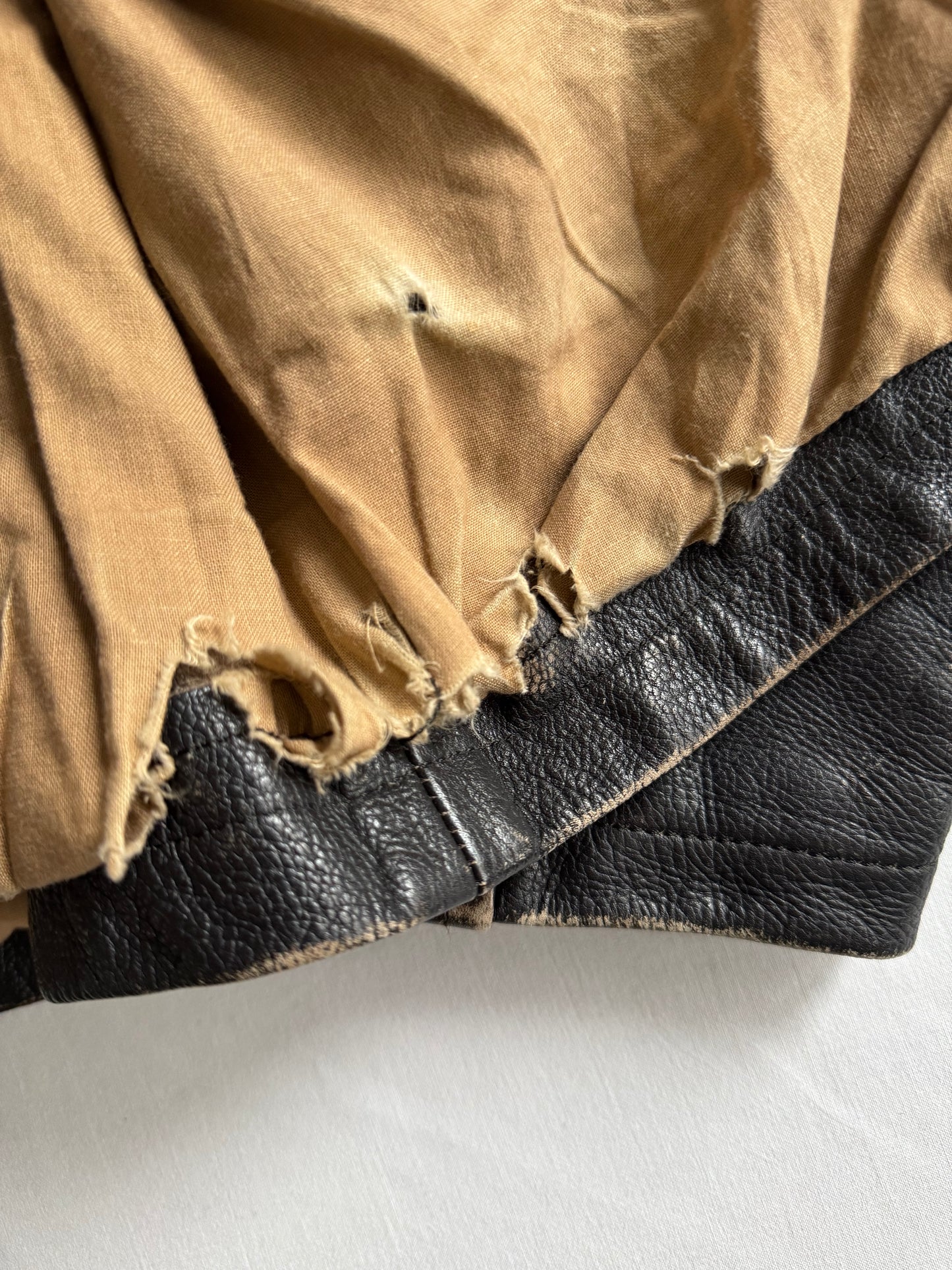 🏍️ Geacă vintage din piele neagră pentru bărbați – mărimea L – croială cropped – piele naturală cu patină autentică