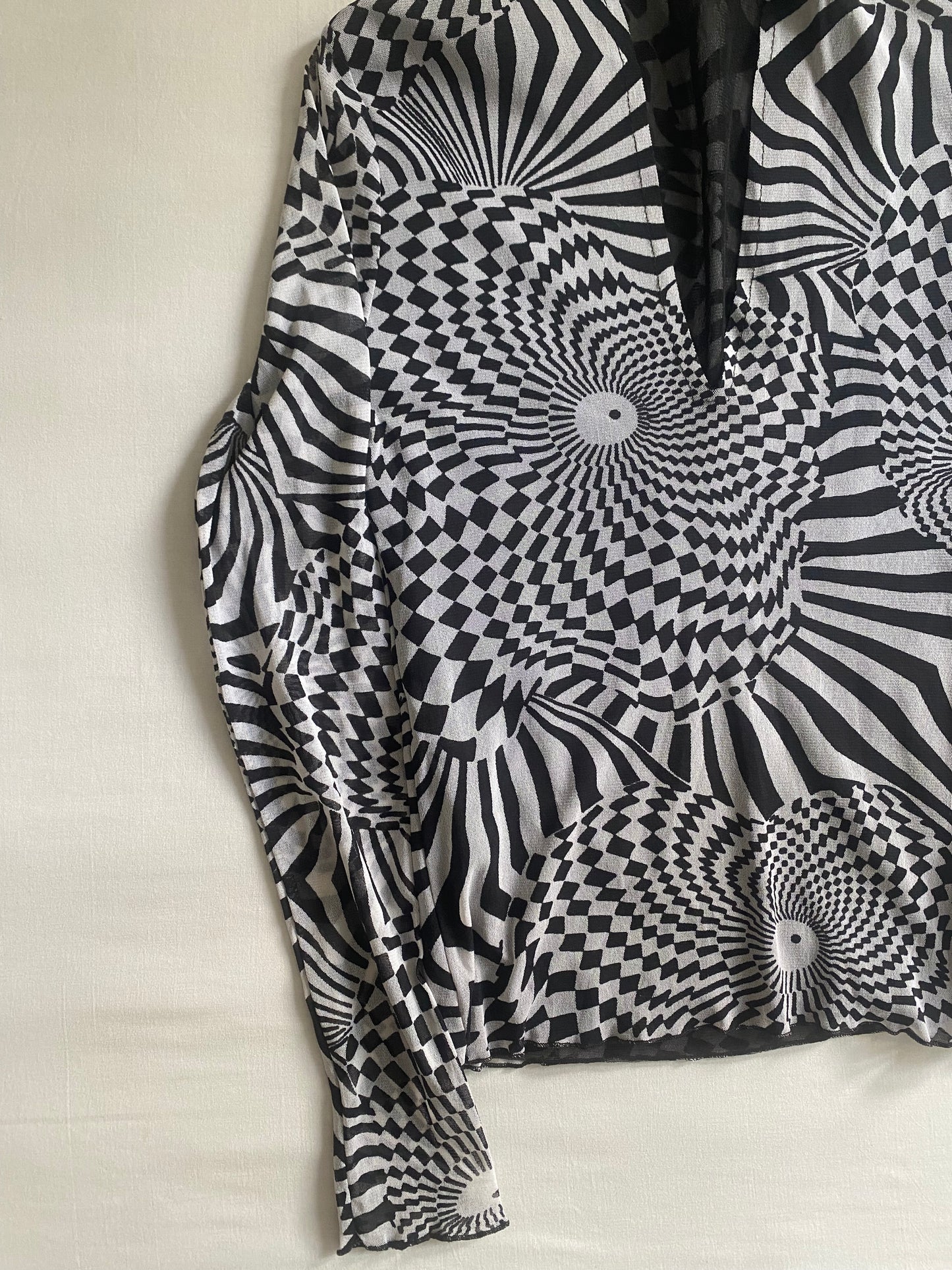 🖤 Top Y2K Mesh cu Imprimeu Abstract Alb-Negru, Mâneci Lungi – Mărimea S
