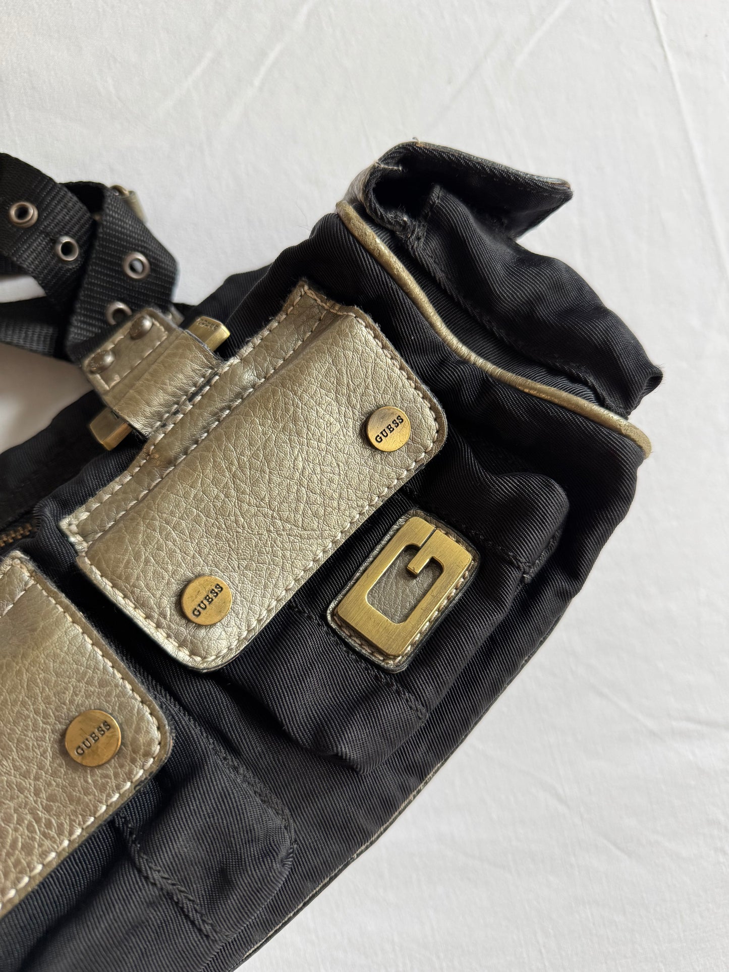 👜 Geantă Y2K Guess neagră cu detalii aurii / Model utility