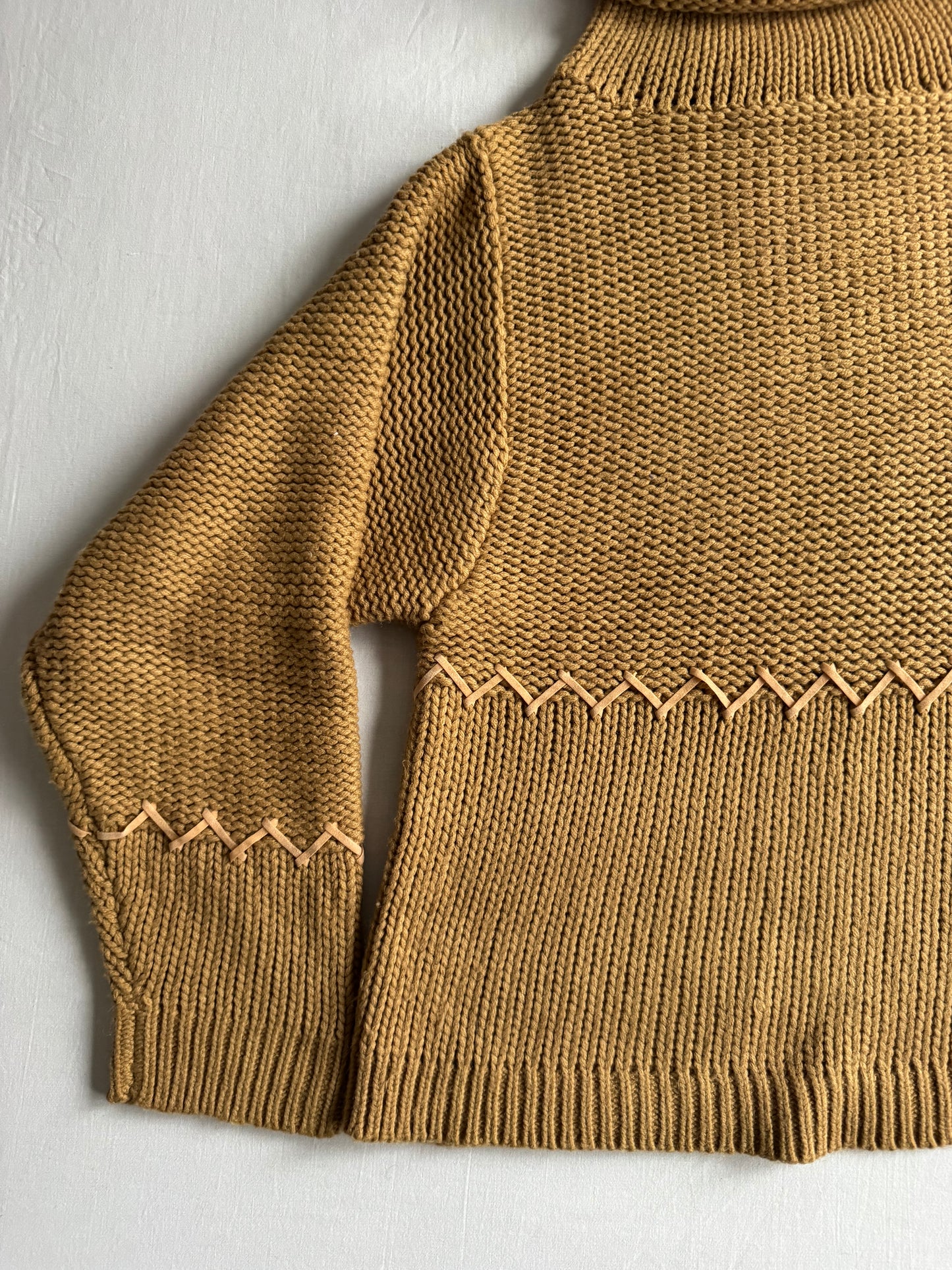 🧶 Pulover Vintage Damă Crem-Maroniu cu Guler Înalt din Lână și Bumbac – aprox. S / M