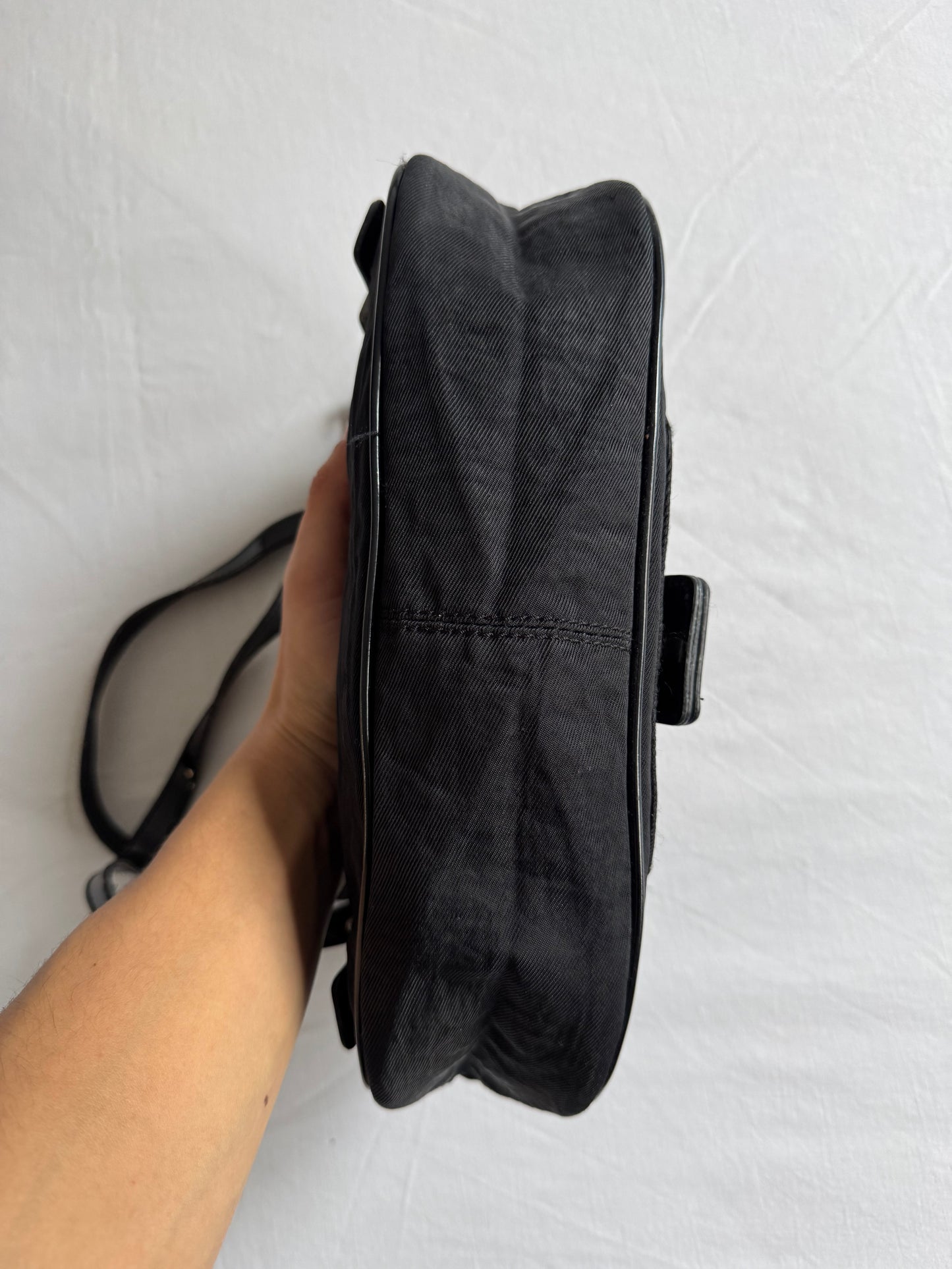 👜 Geantă Y2K Guess neagră / Model clasic anii 2000