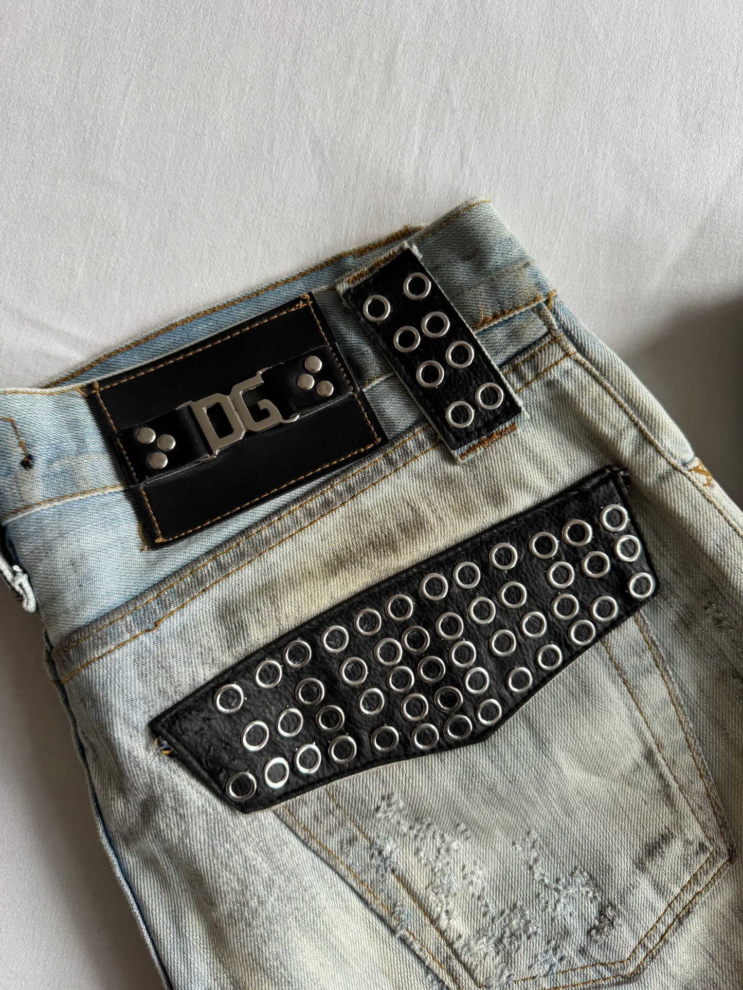 ⭐ Blugi Dolce & Gabbana SS2006 Runway – Eyelet & Leather Belt Loop, Distressed Look (mărimea US 31)