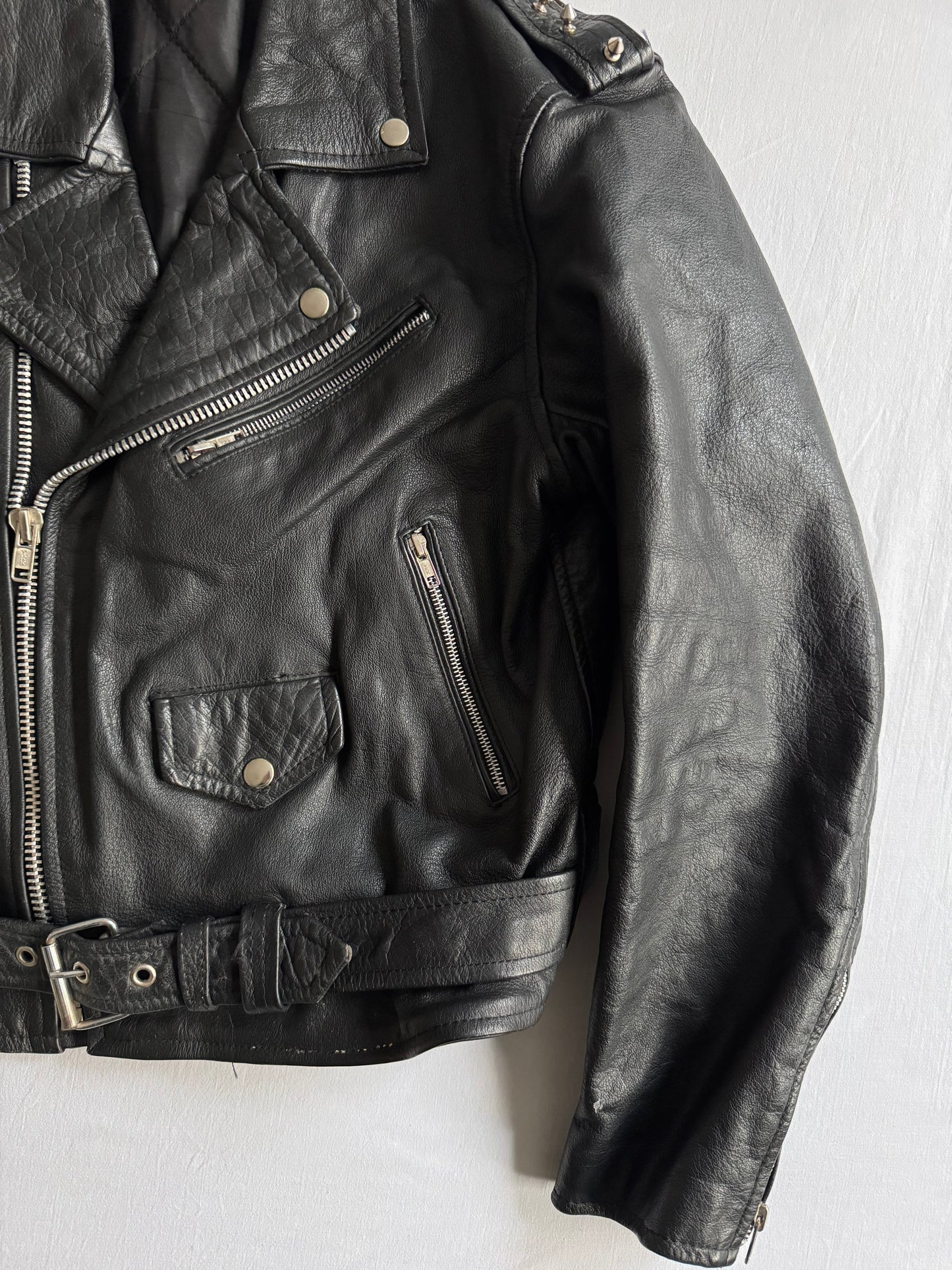 🏍️ Geacă vintage din piele biker / Cu ținte pe umăr (M bărbați)