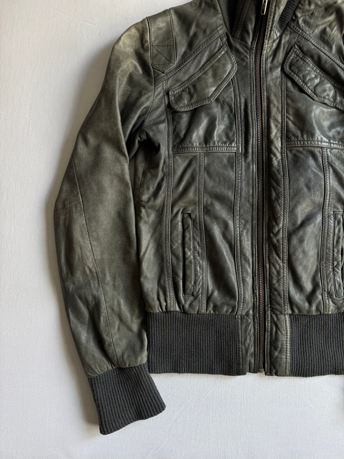 💁‍♀️ Geacă Y2K Damă din Piele de Oaie Gri-Albăstruie Faded cu Patină Naturală – XS