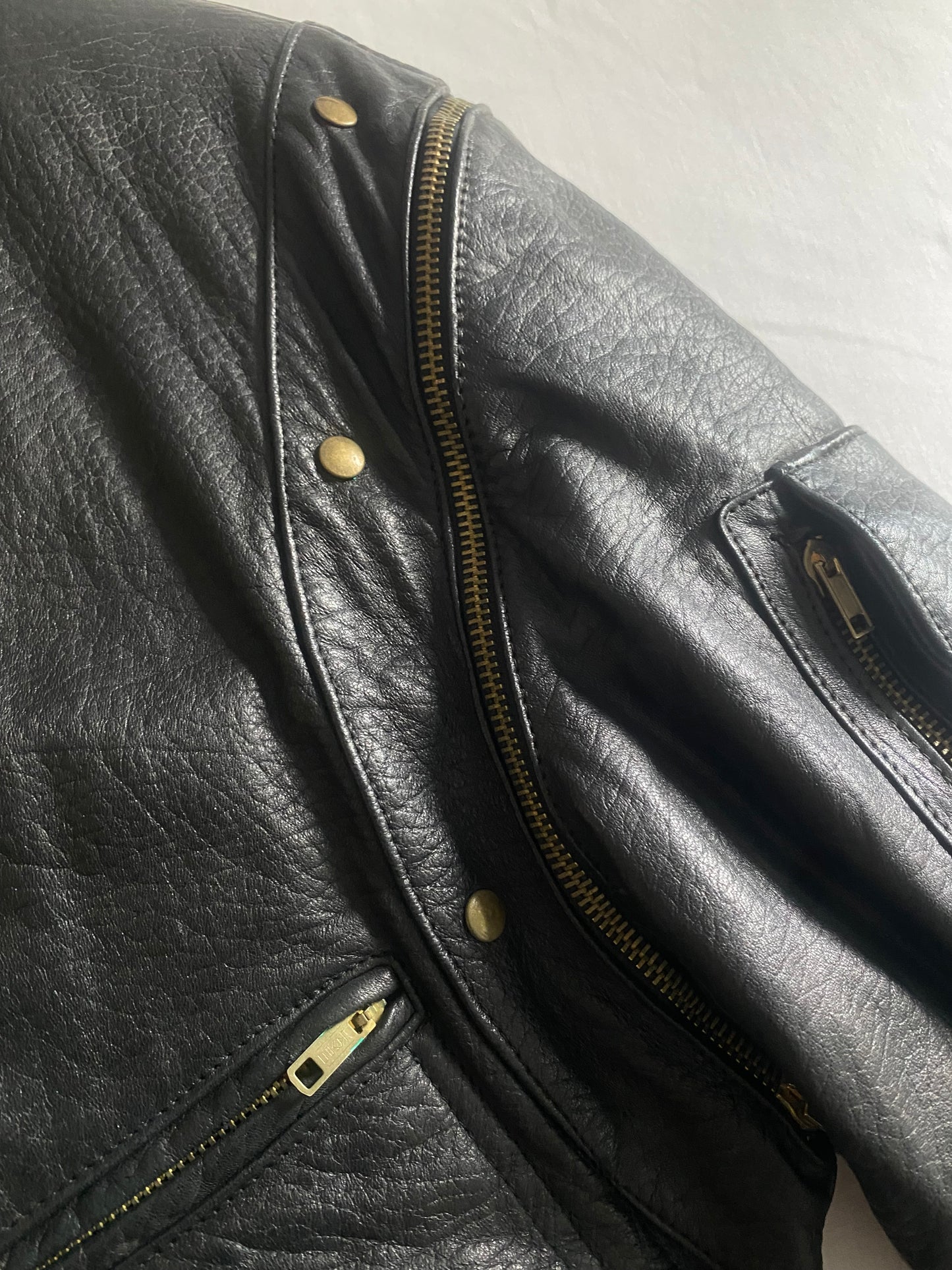 Geacă Vintage Neagră din Piele – Mâneci Detașabile, Made in Italy