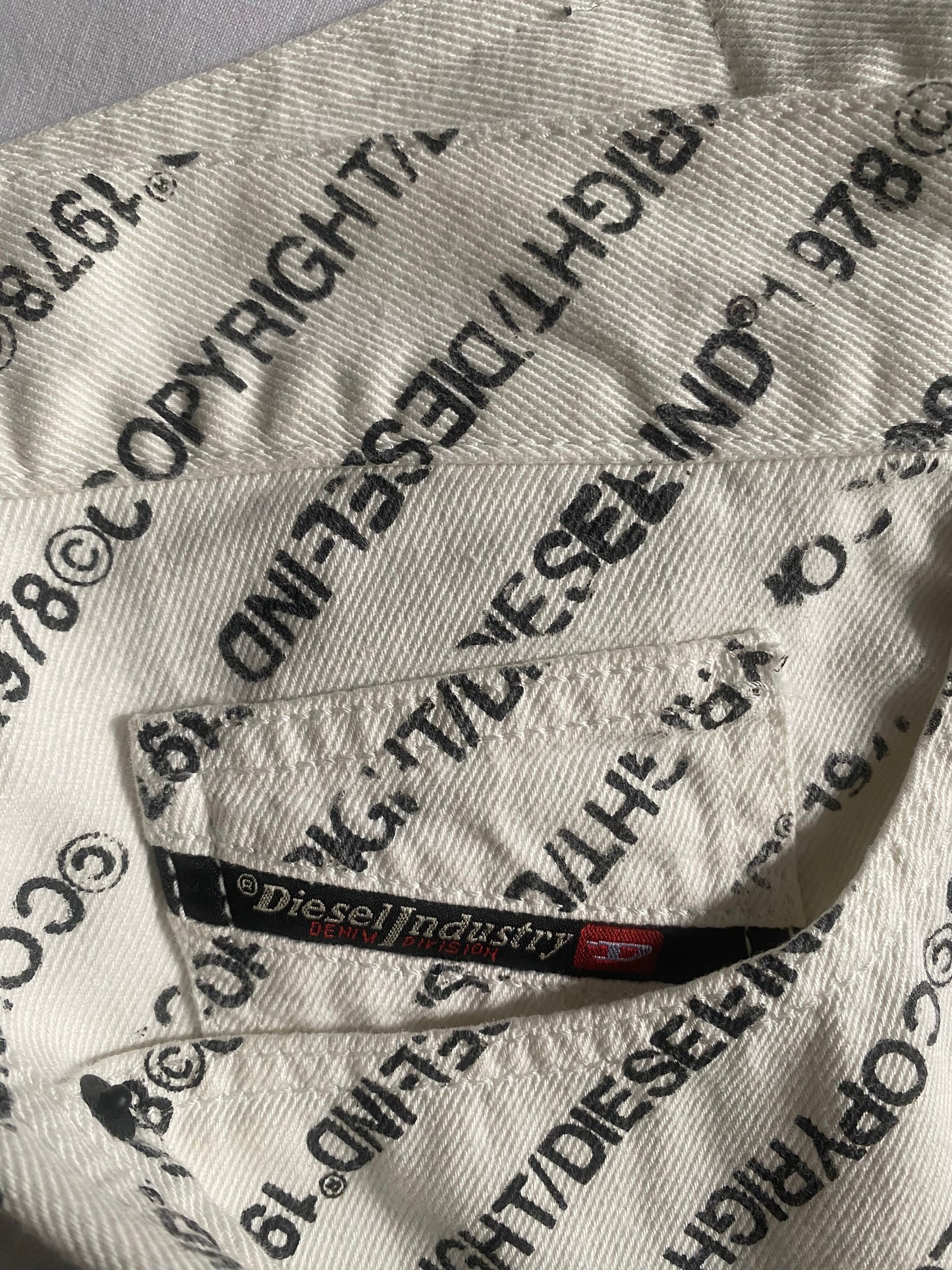 🤍 White Diesel Scripted All-Over Print Jeans – Size 33