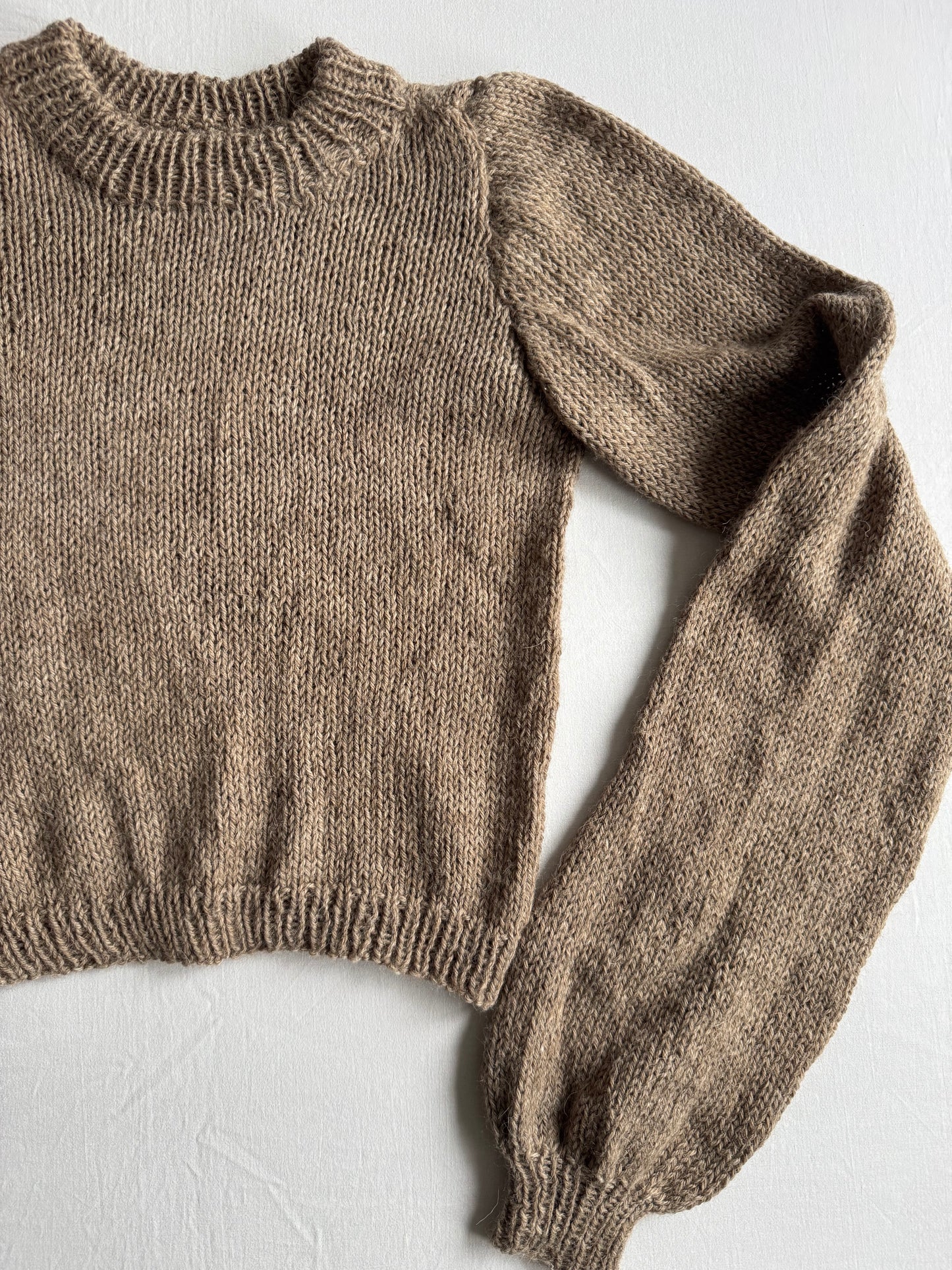 🧶 Pulover Vintage Damă Cropped Maro cu Mâneci Bufante – Aproximativ S/M