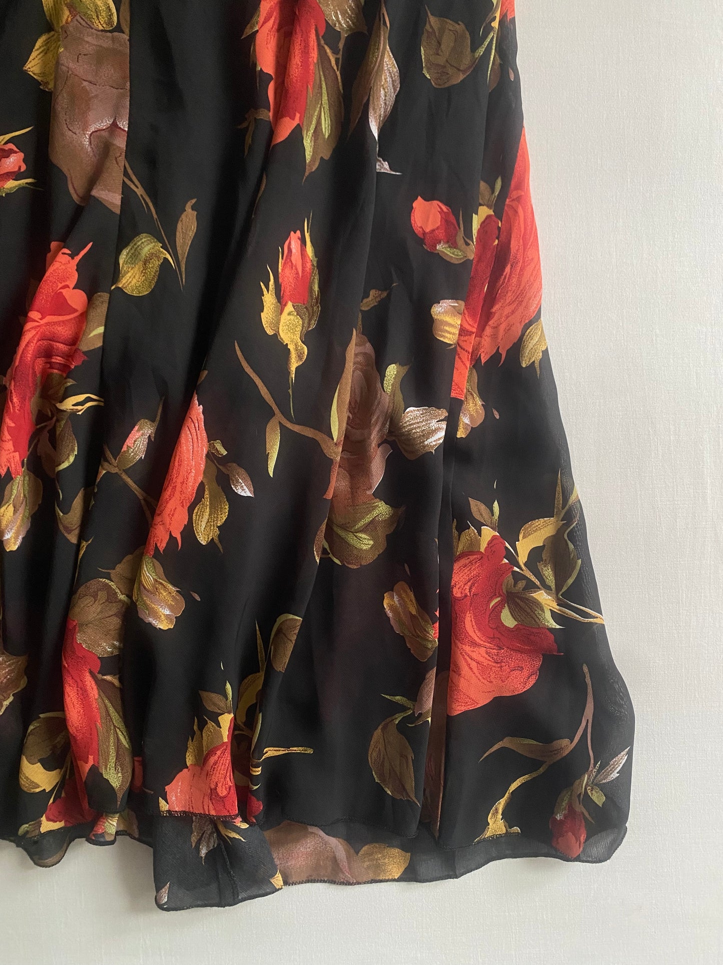 Fustă Midi Y2K cu Imprimeu Trandafiri – Mărime M 🌺