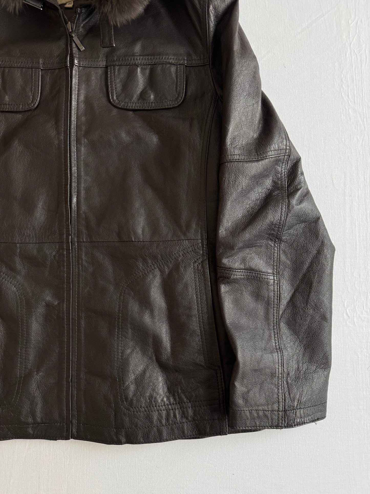 🦊 Jachetă Y2K din Piele Maro Închis cu Glugă Bordată cu Blană de Vulpe – IT 44 (M/L Damă)