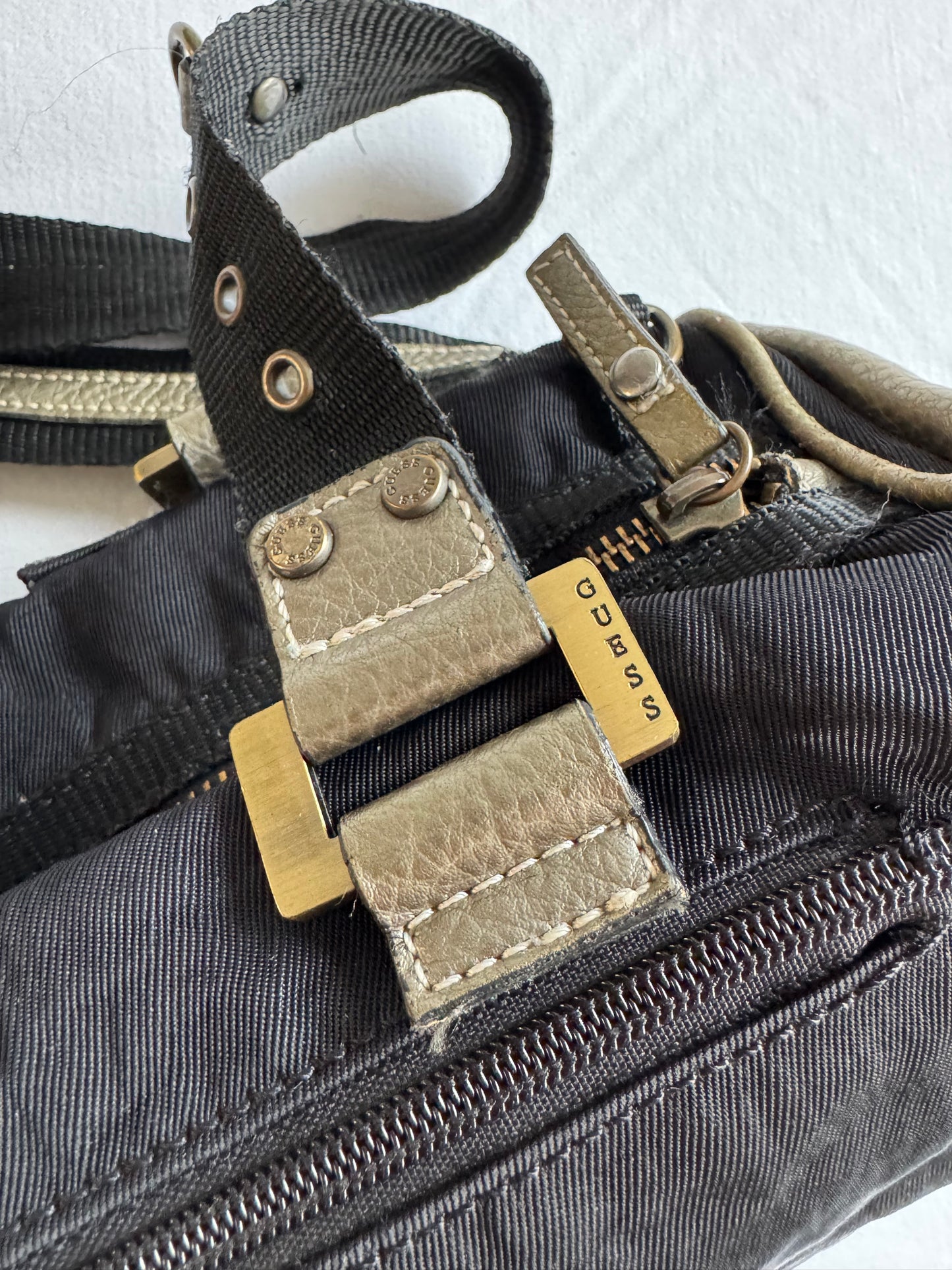 👜 Geantă Y2K Guess neagră cu detalii aurii / Model utility