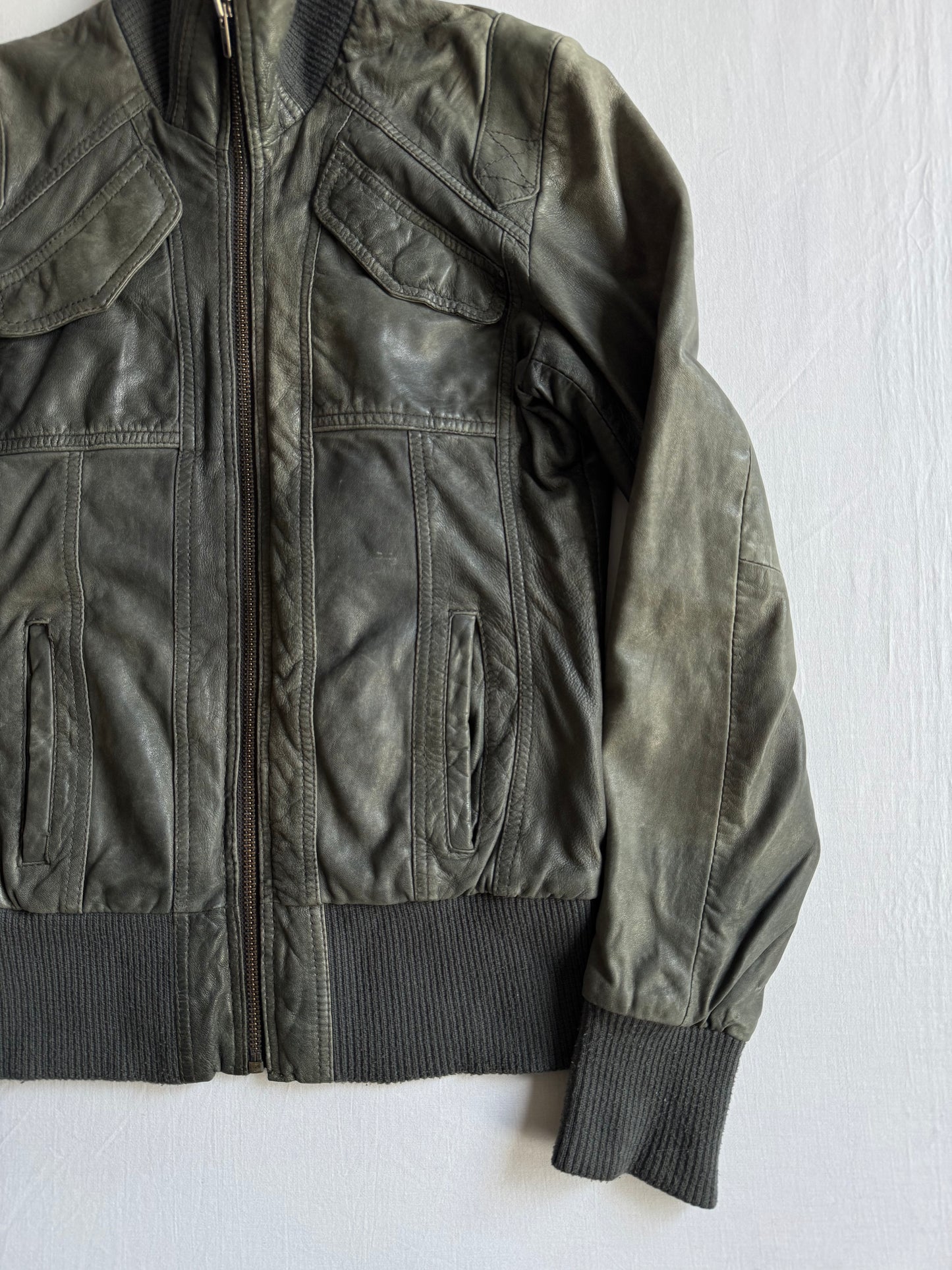 💁‍♀️ Geacă Y2K Damă din Piele de Oaie Gri-Albăstruie Faded cu Patină Naturală – XS