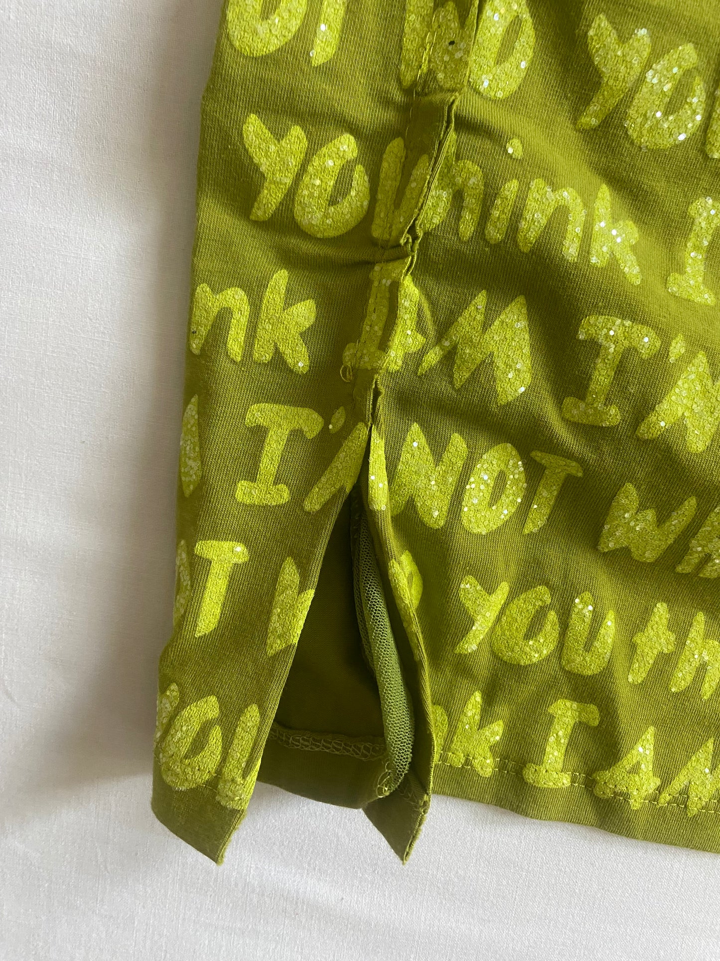🧩 Top Y2K Verde cu Text – „I’m not who you think I am” – Mărime XS