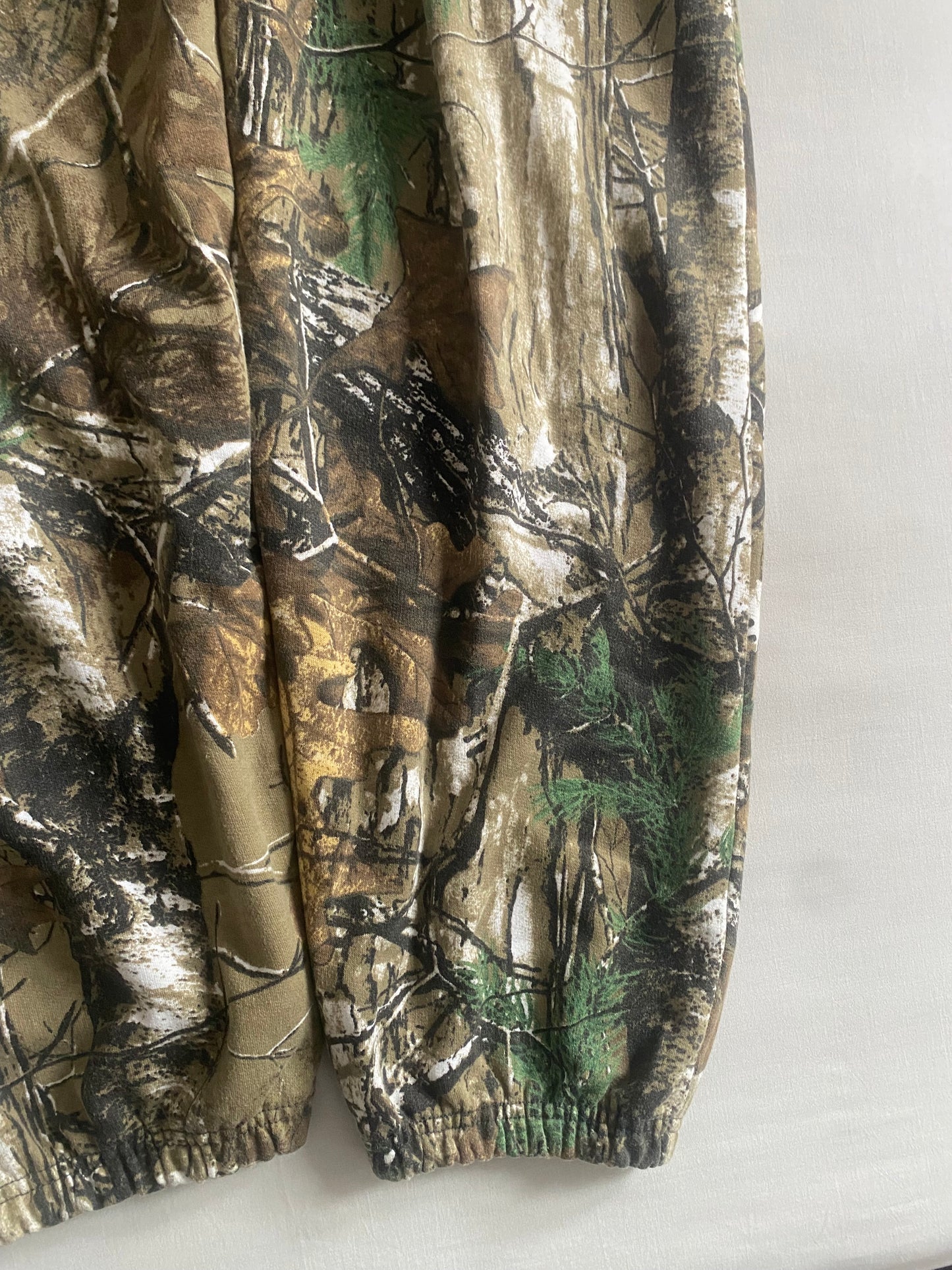 Pantaloni de trening camo, mărimea M, talie elastică și ajustabilă 🩳