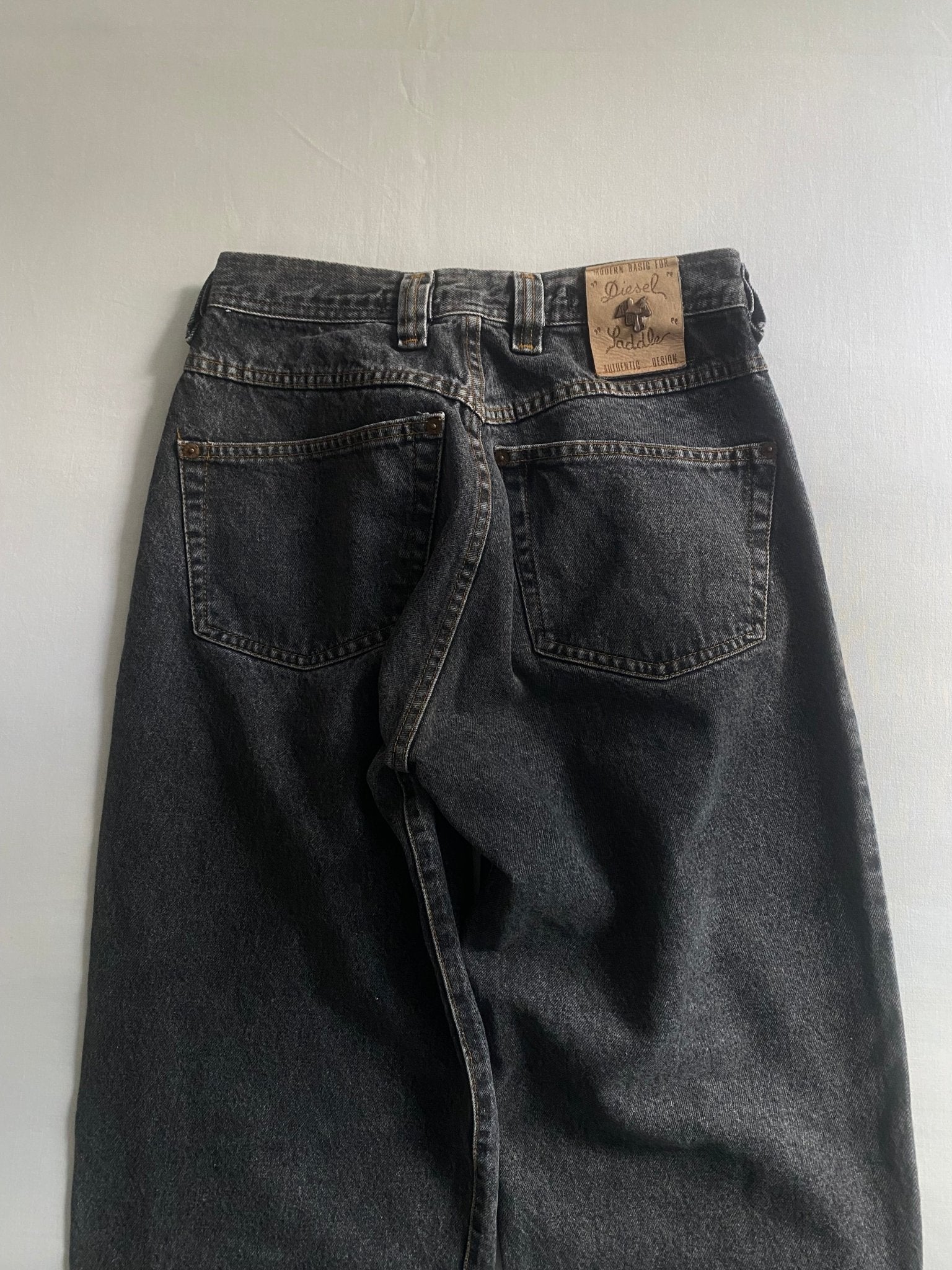 90’s Diesel Saddler Washed Black – Dark Grey Jeans – Made in Italy – Balloon Fit - anbracaminte