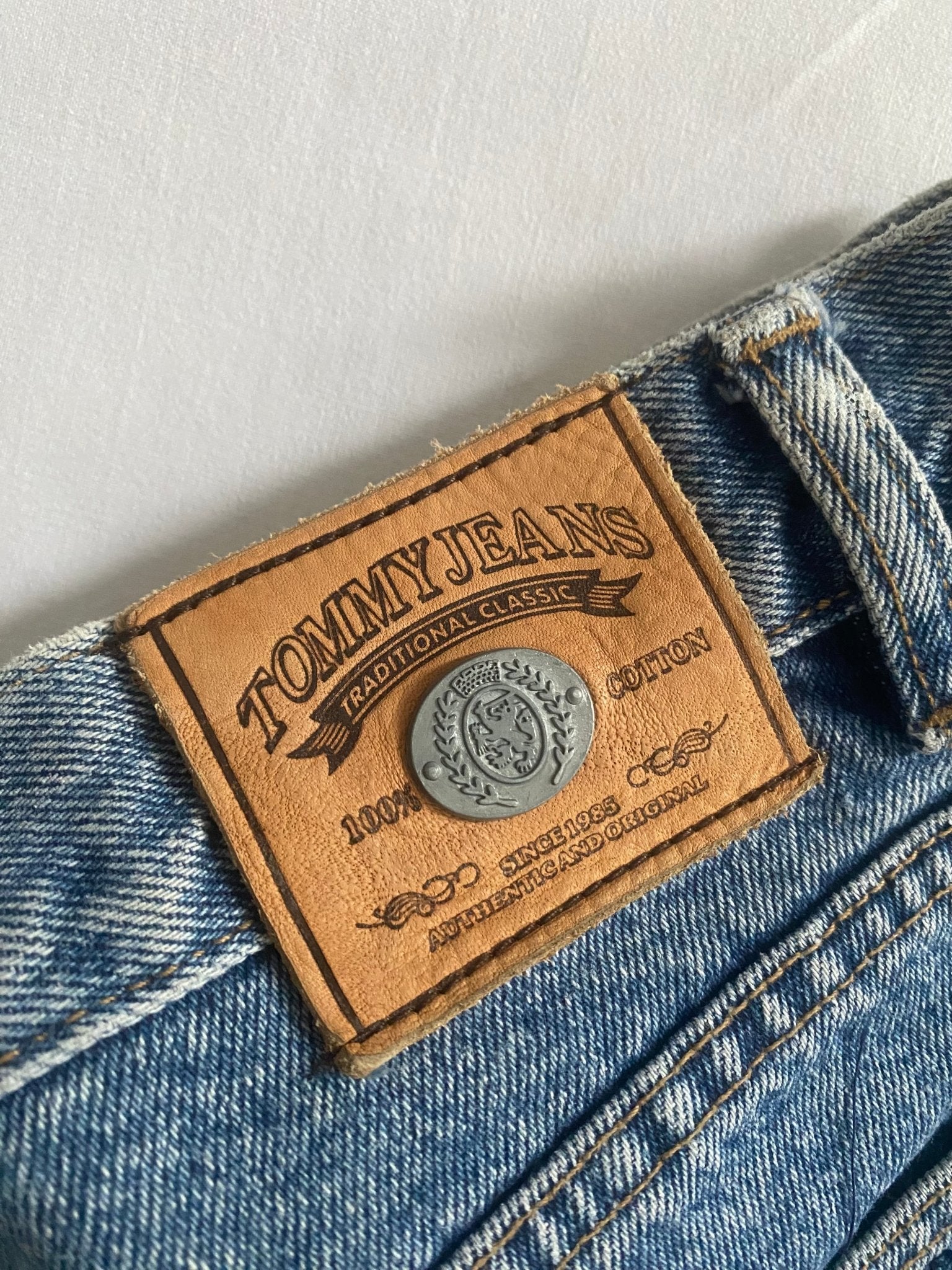 👖 90’s Vintage Tommy Hilfiger Light Wash Baggy Jeans - anbracaminte
