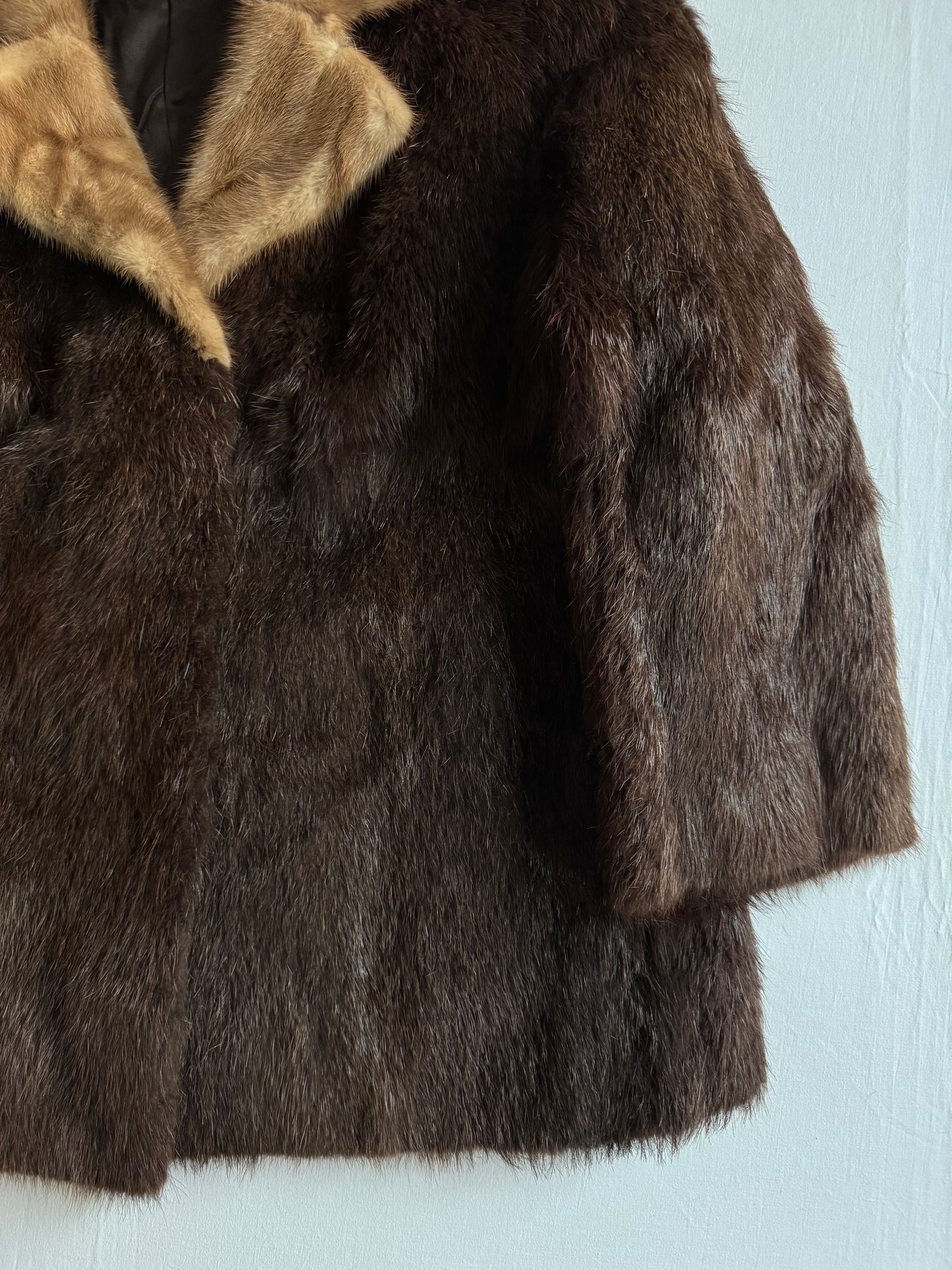 🧥 Haină Vintage din Blană Naturală – Mărime Aproximativ M/L Femei