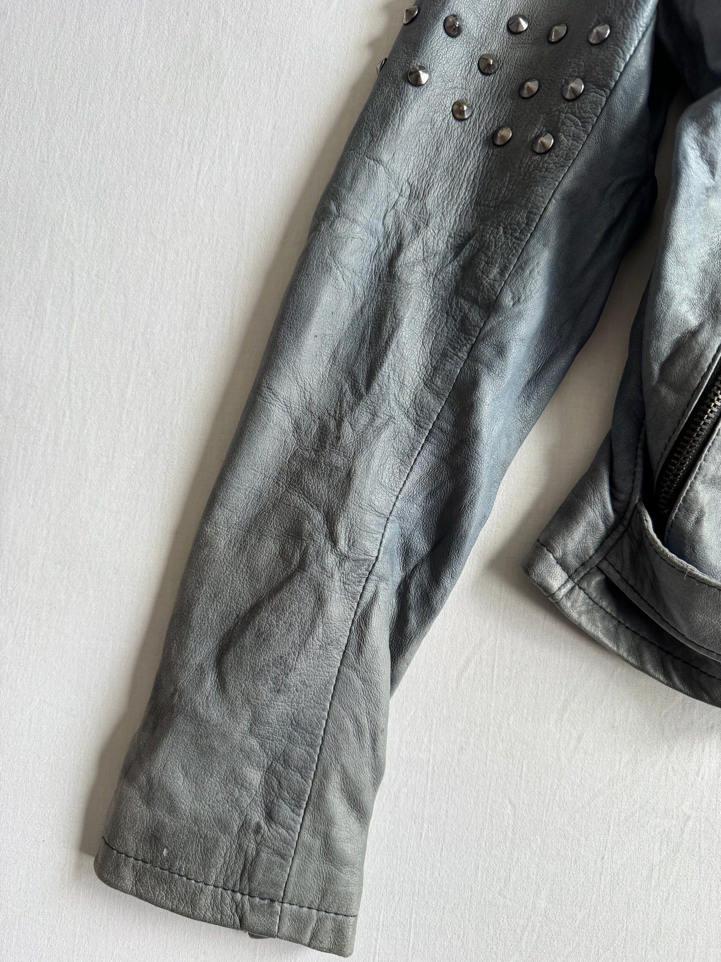 💙 Geacă Biker Y2K Damă din Piele Baby Blue Faded cu Ținte – L